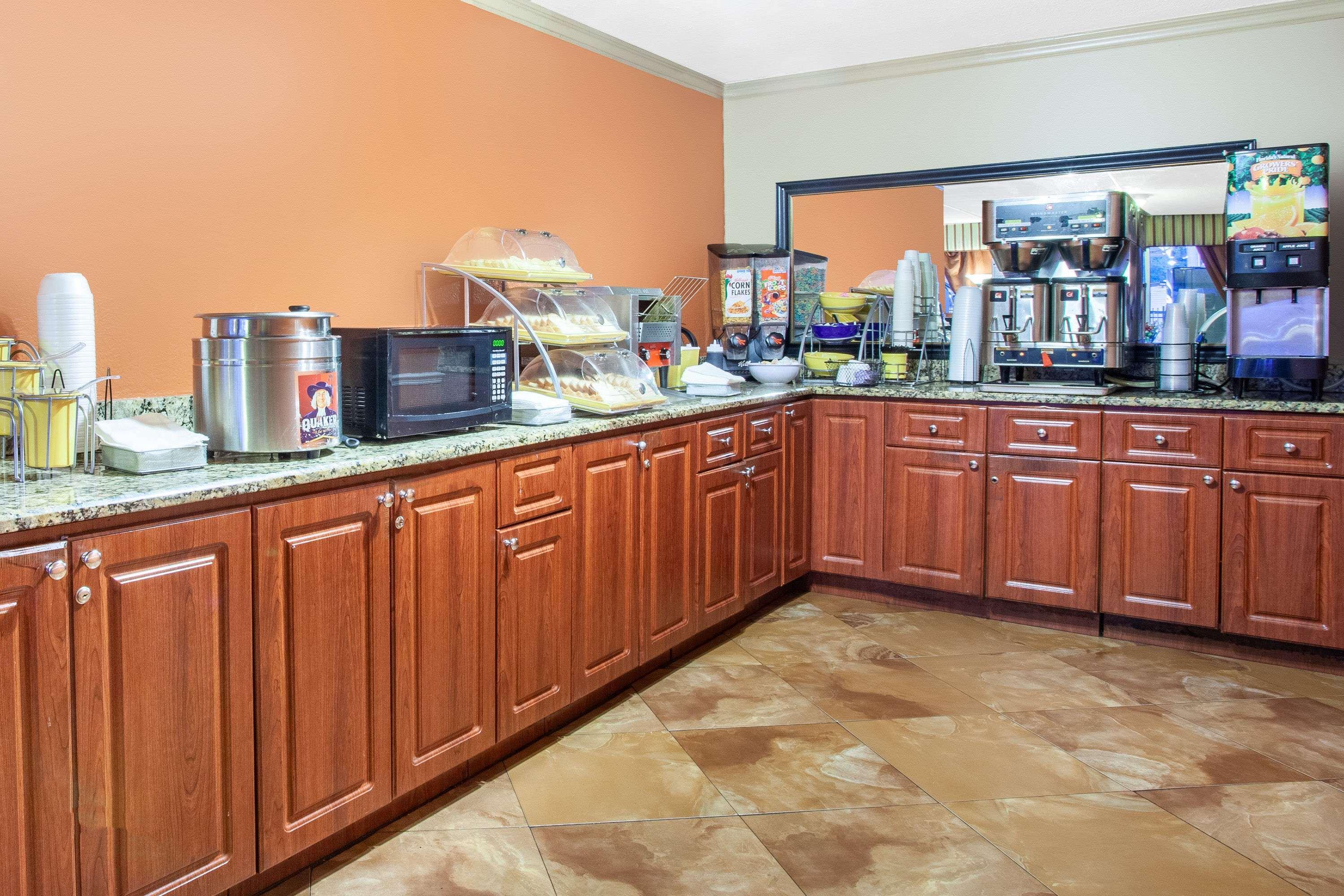 Restaurant Days Inn by Wyndham Orlando Downtown