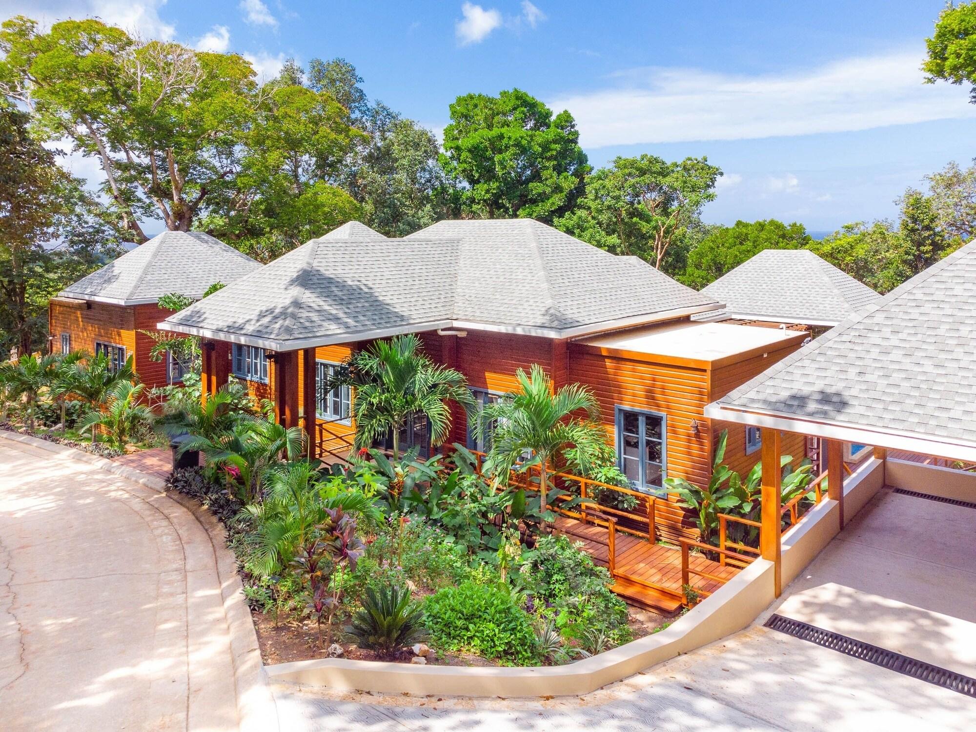 Varios Casa Catarata 3 Bedroom Home by RedAwning