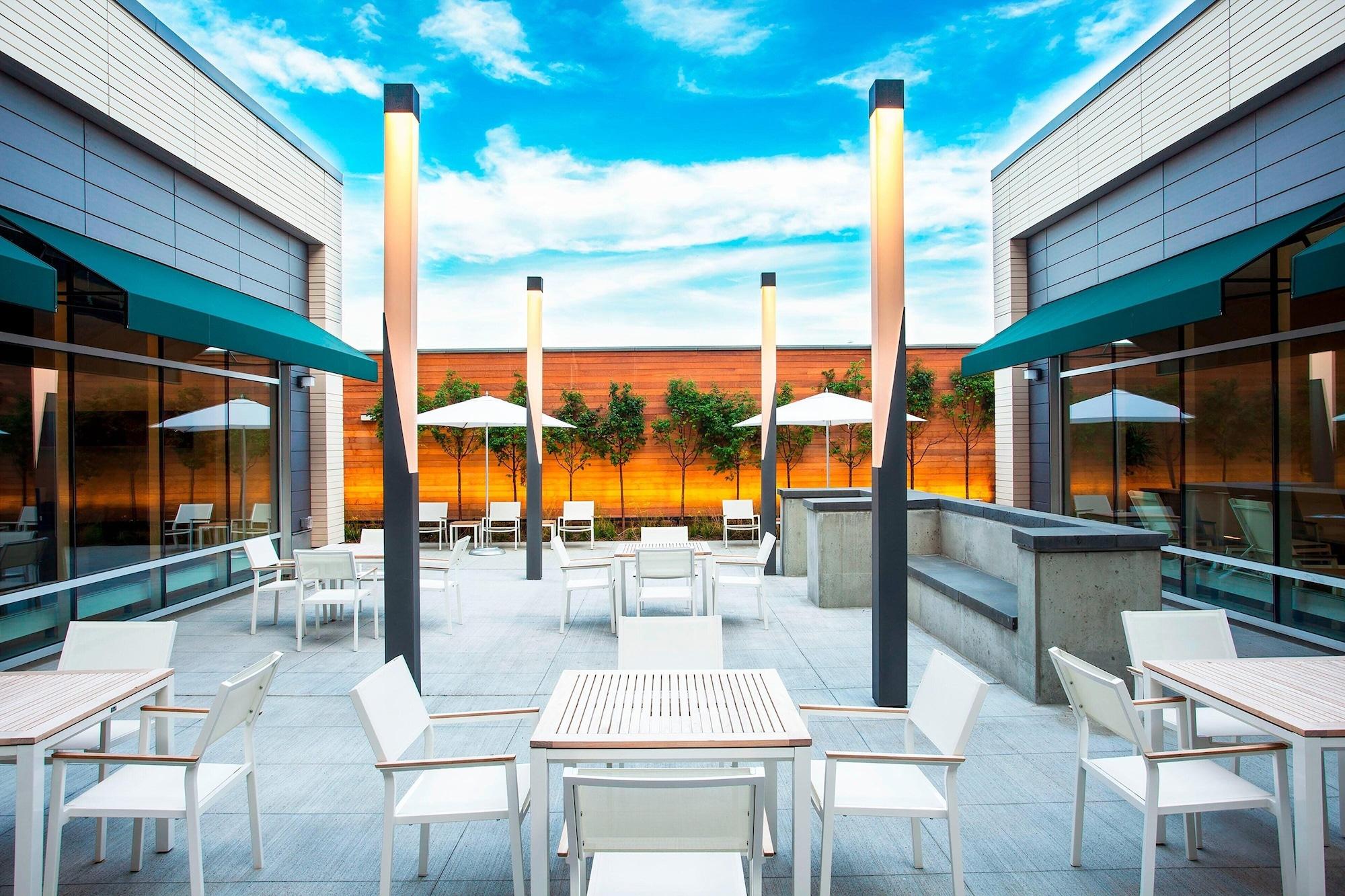Restaurant Element by Marriott, Boston Seaport District