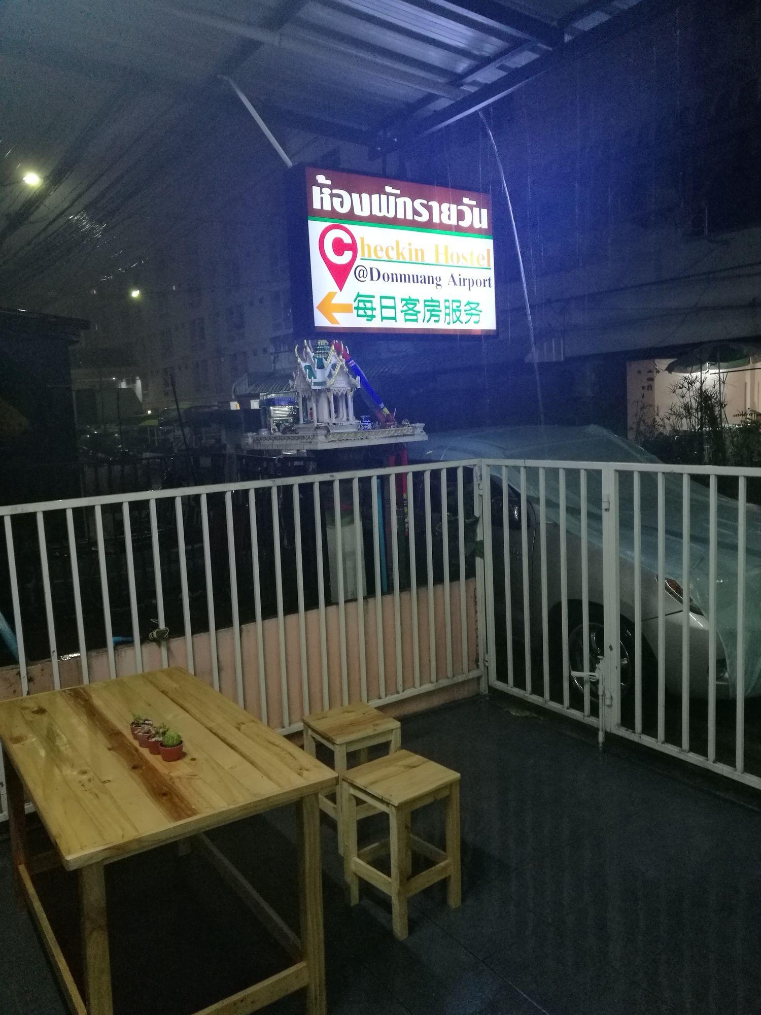 Vista da fachada CHECKin Hostel at Donmuang Airport