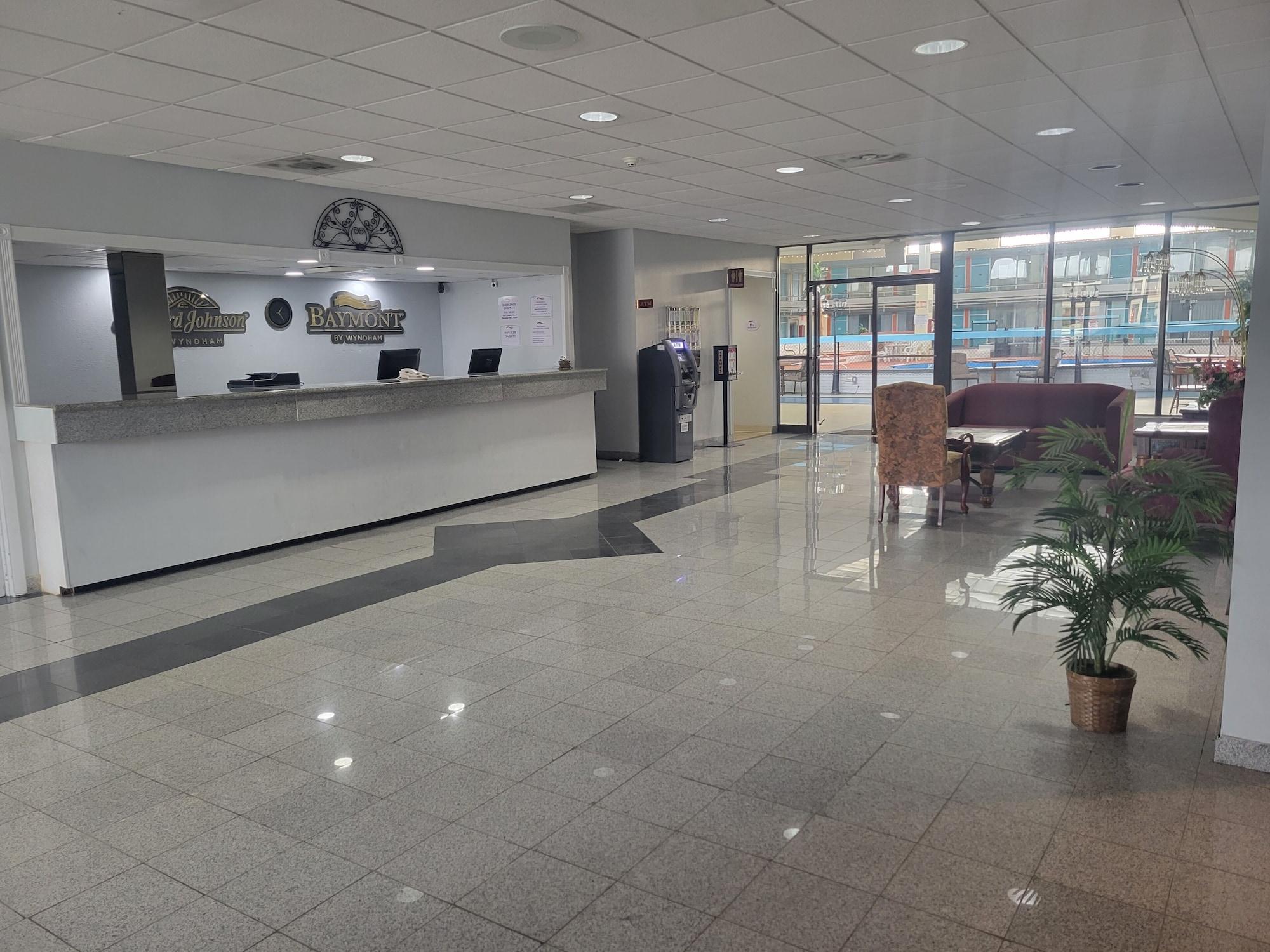 Vista Lobby Baymont by Wyndham Hannibal