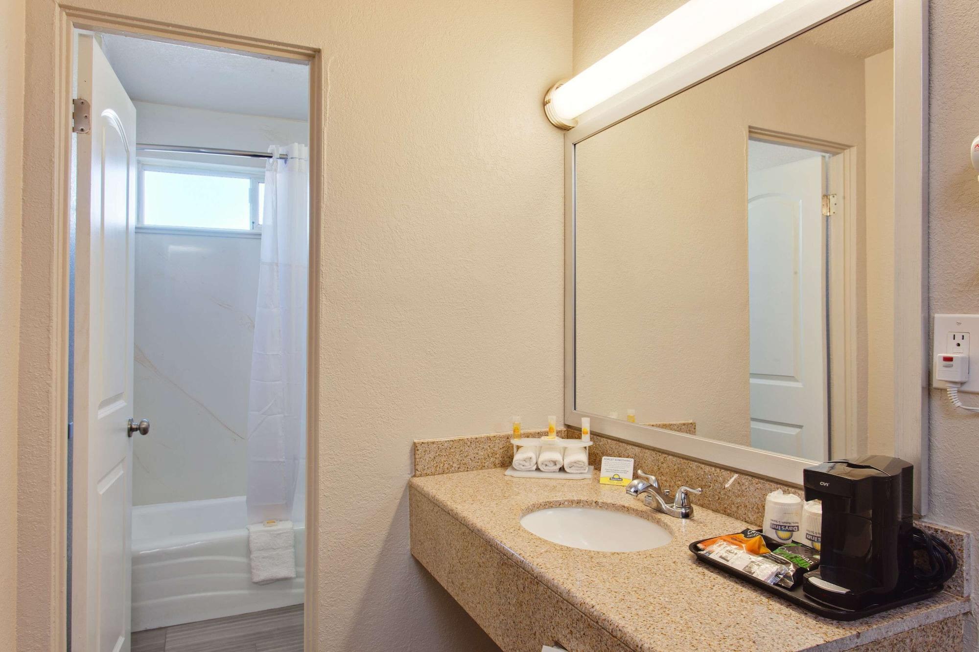 Equipamiento de Habitación Days Inn by Wyndham Chowchilla Gateway to Yosemite