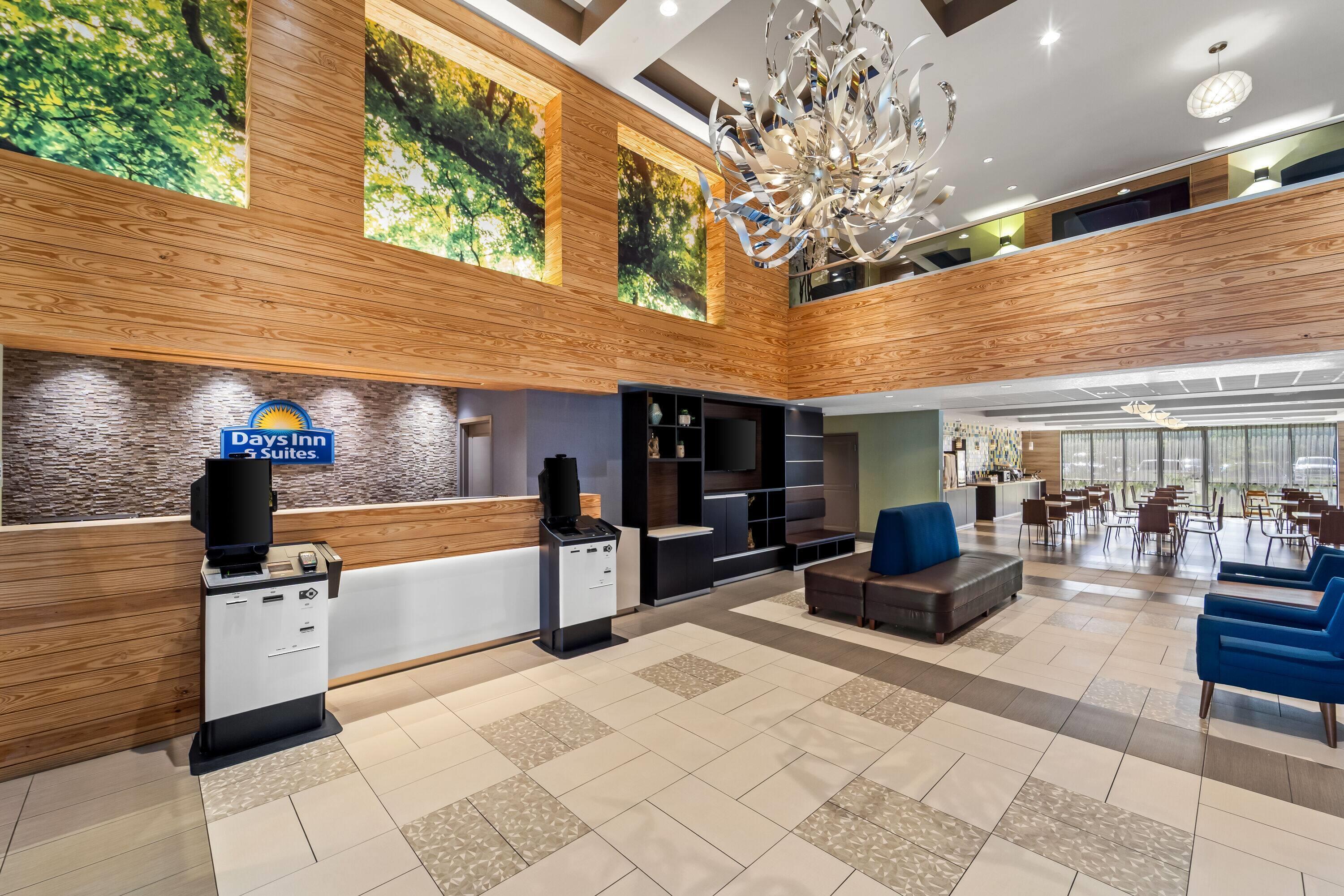 Vista Lobby Days Inn by Wyndham Fort Myers Nr JetBlue