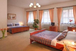 Alojamiento - Little Quarter Hostel & Hotel