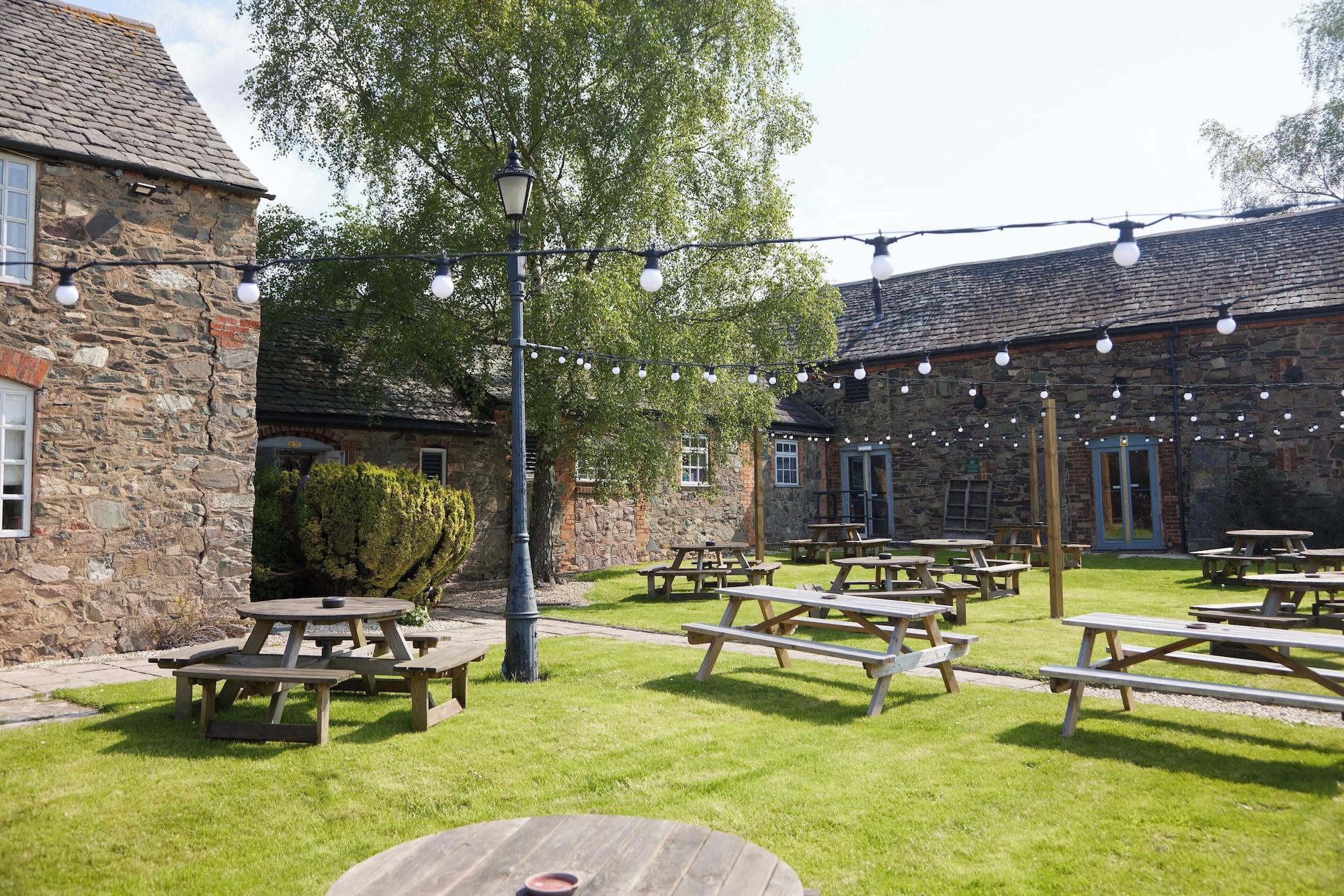 Vista Exterior The Fieldhead Hotel by Greene King Inns