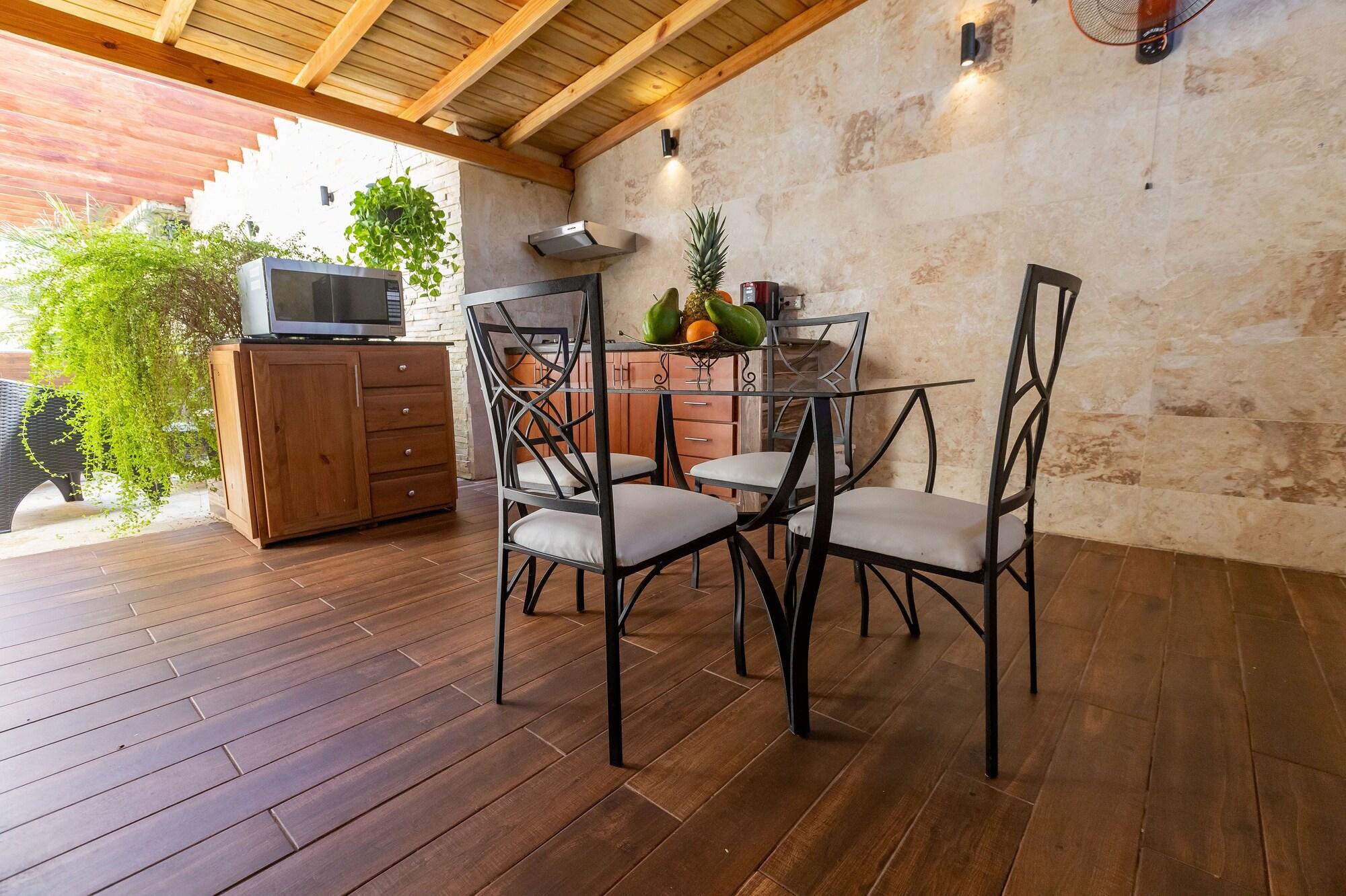 Restaurant Room-central 1bd and Bth With Common Pic