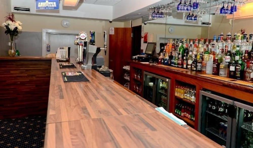 Bar/Salón OYO The Chiltern Hotel