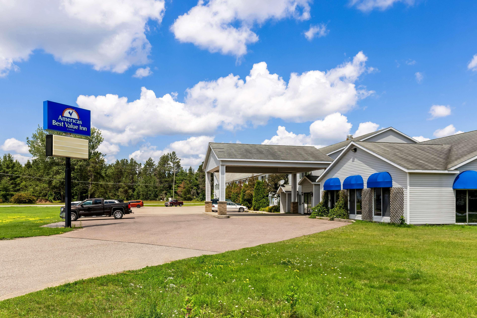 Vista Exterior Americas Best Value Inn - Tahquamenon Country