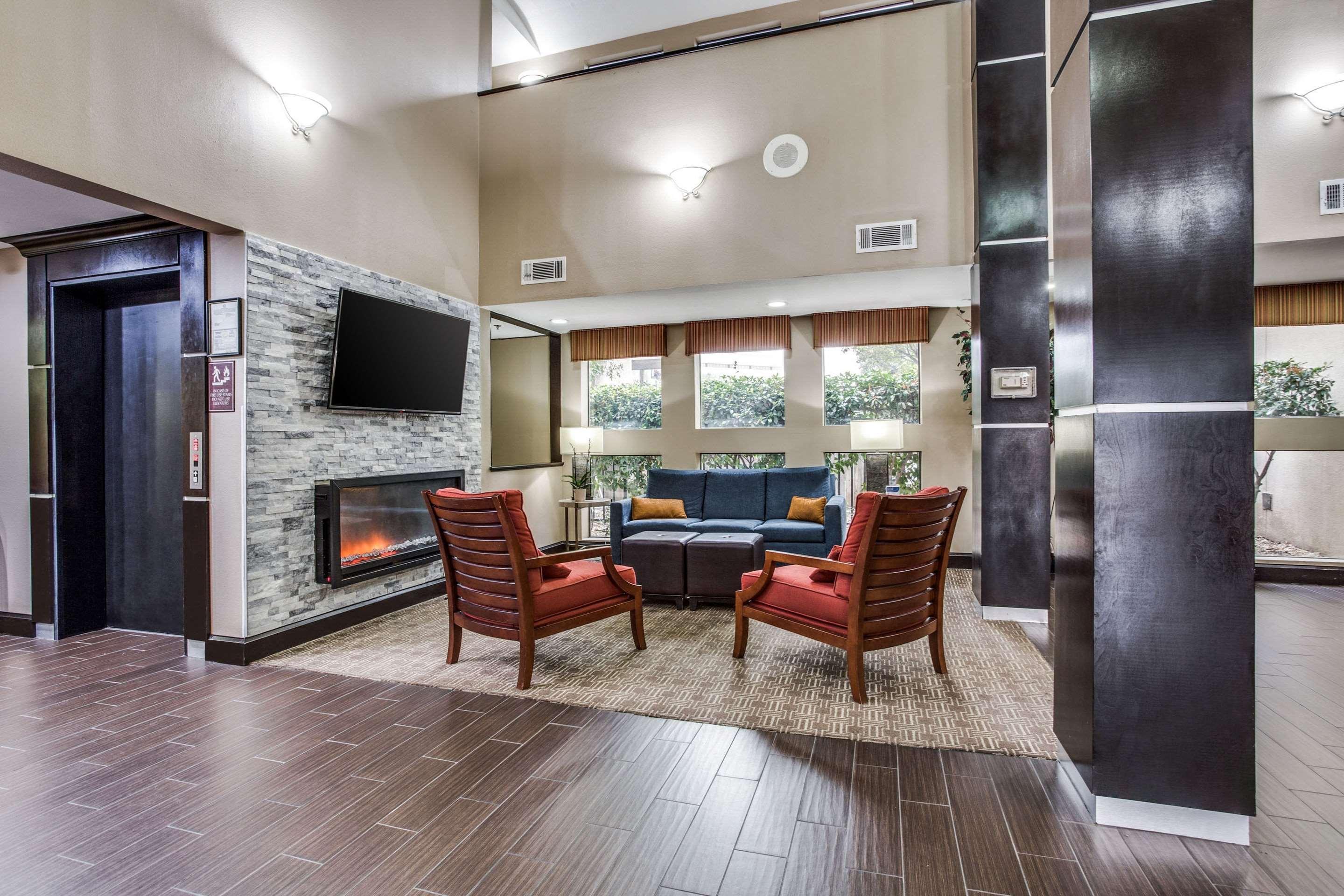 Vista Lobby Comfort Inn & Suites Love Field - Dallas Market Center