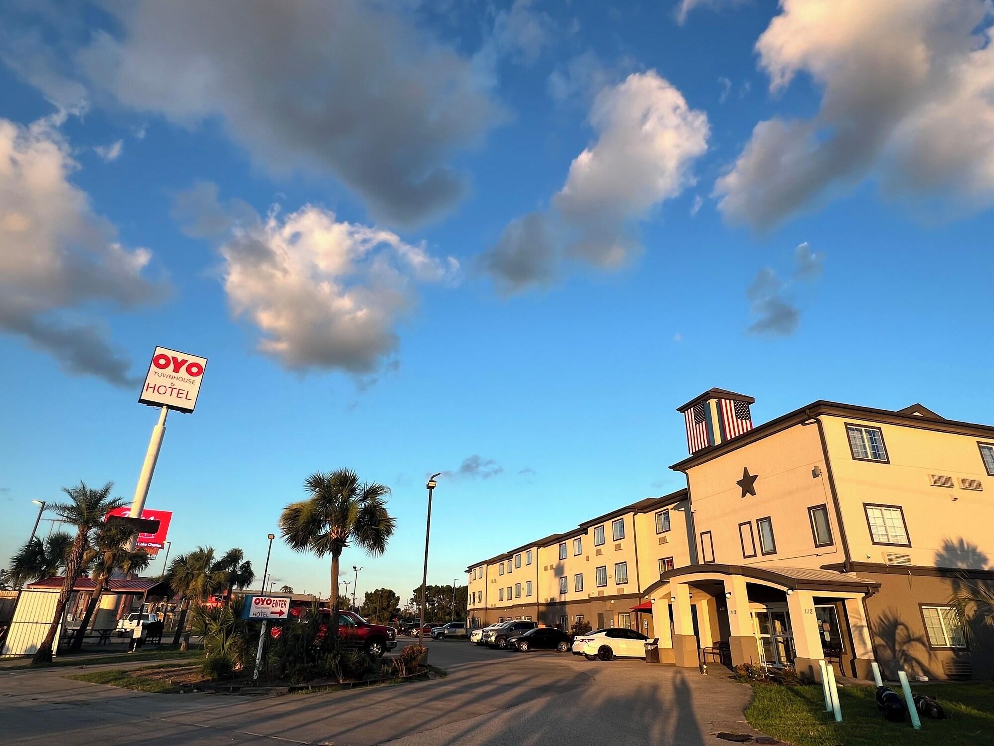 Vista Exterior OYO Townhouse Sulphur, LA Extended Stay
