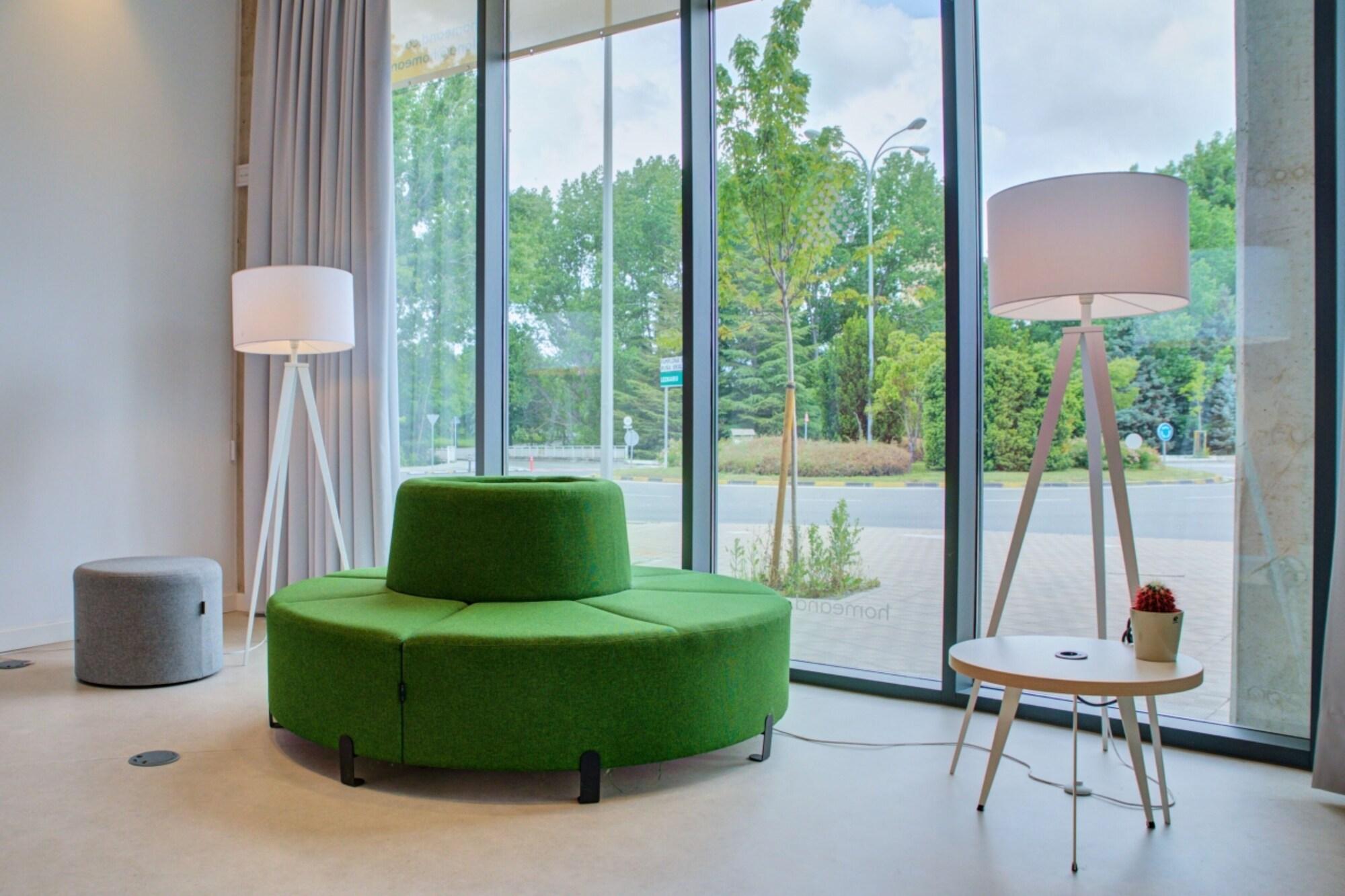 Vista Lobby Estudios y Habitaciones Modernas en PAMPLONA, SK