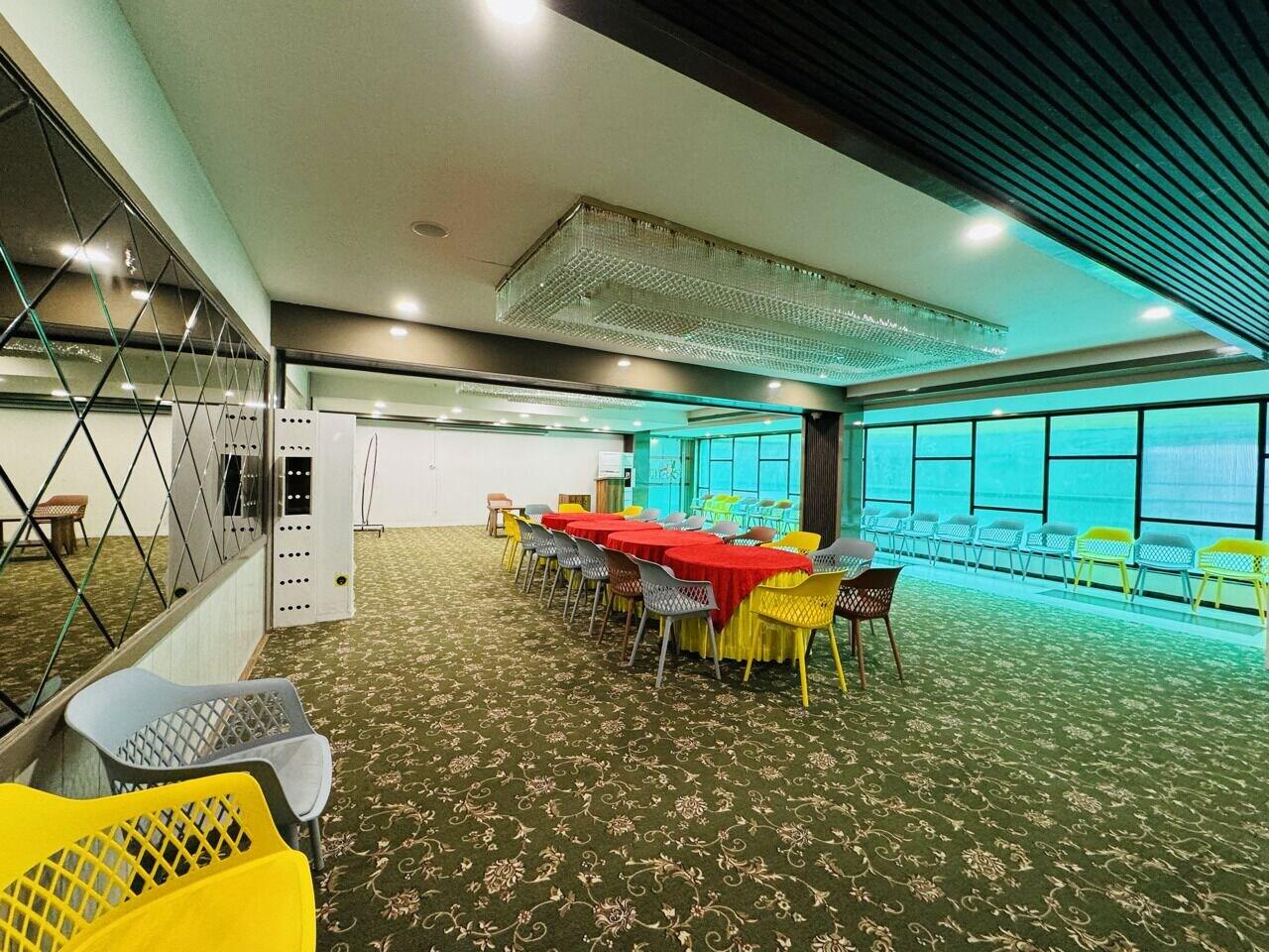 Salón de Baile Hotel Tirth by Sonu Cafe