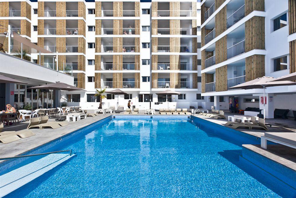 Vista da piscina Ryans Ibiza Apartments