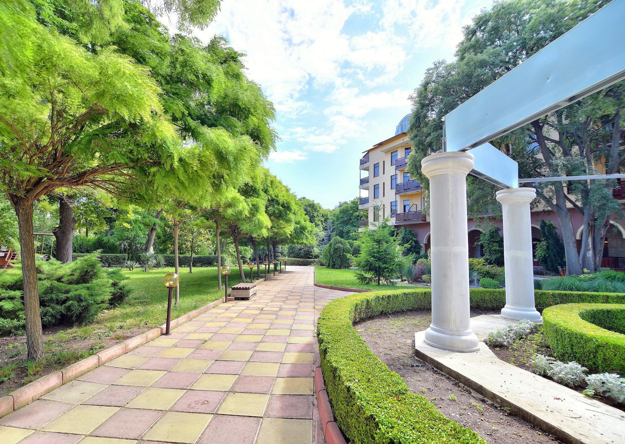 Vista Exterior Estreya Palace & Residence