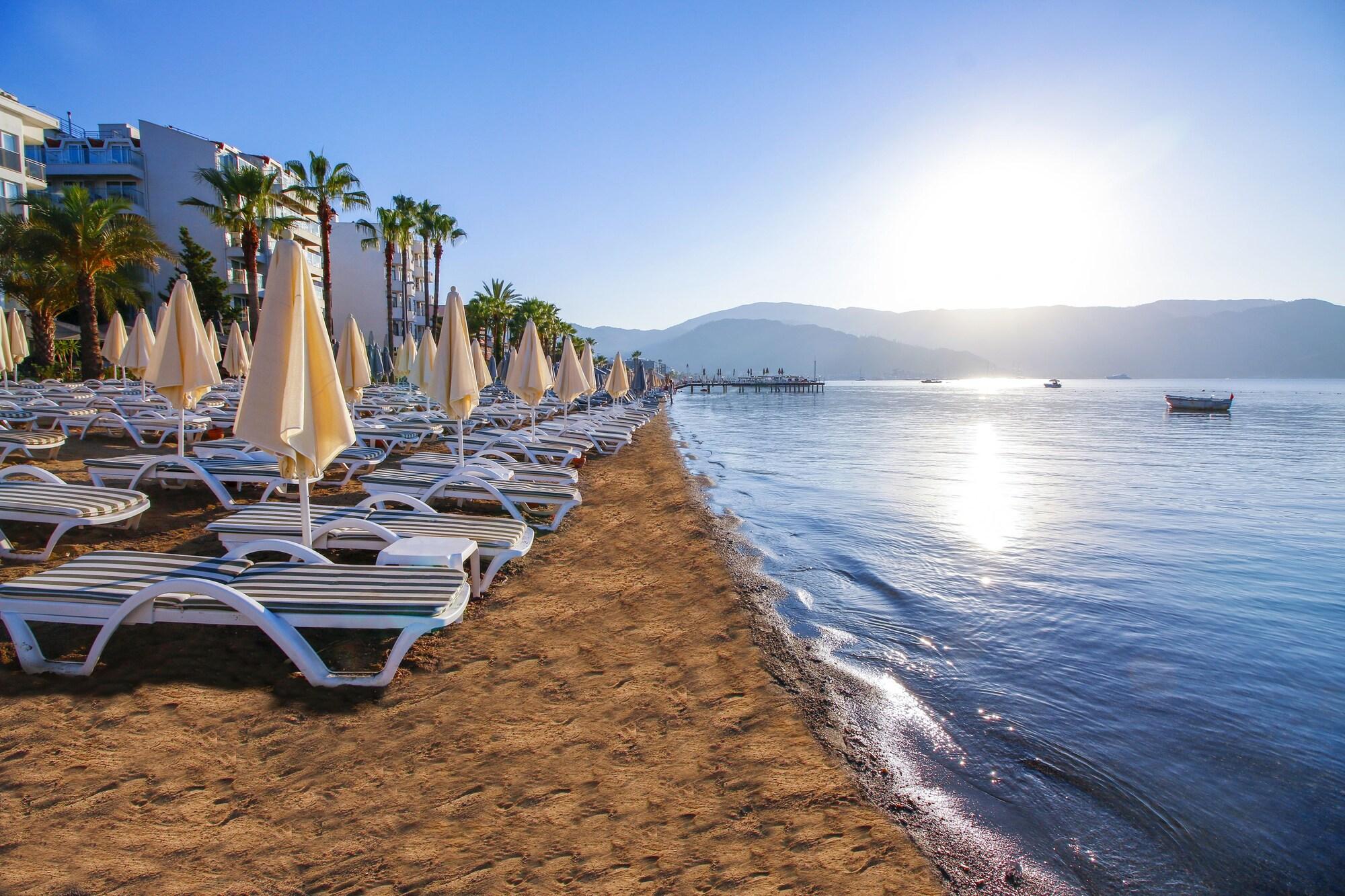 Playa Aurasia Beach Hotel