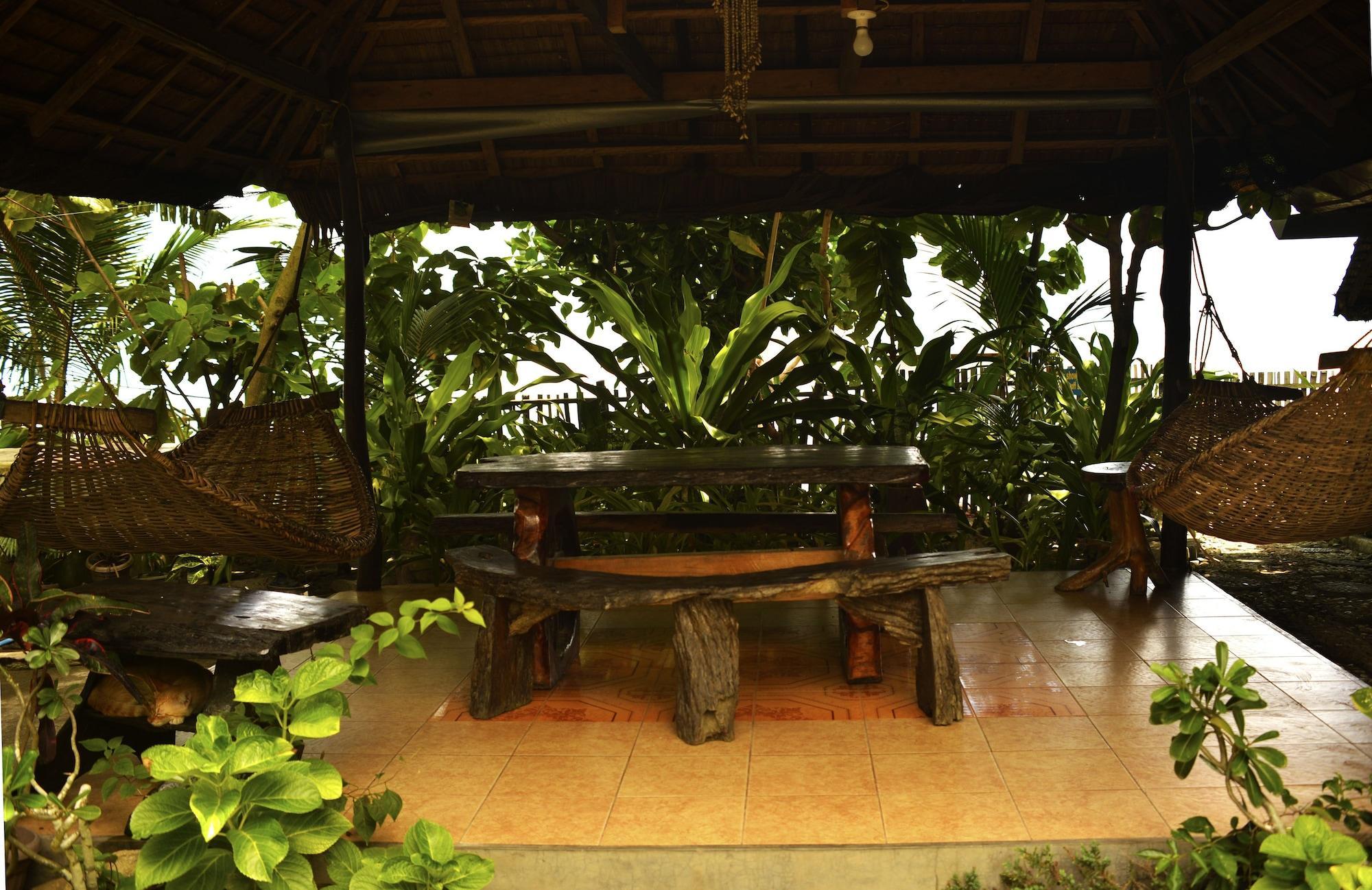 Varios Old Parola Seaside Cottages