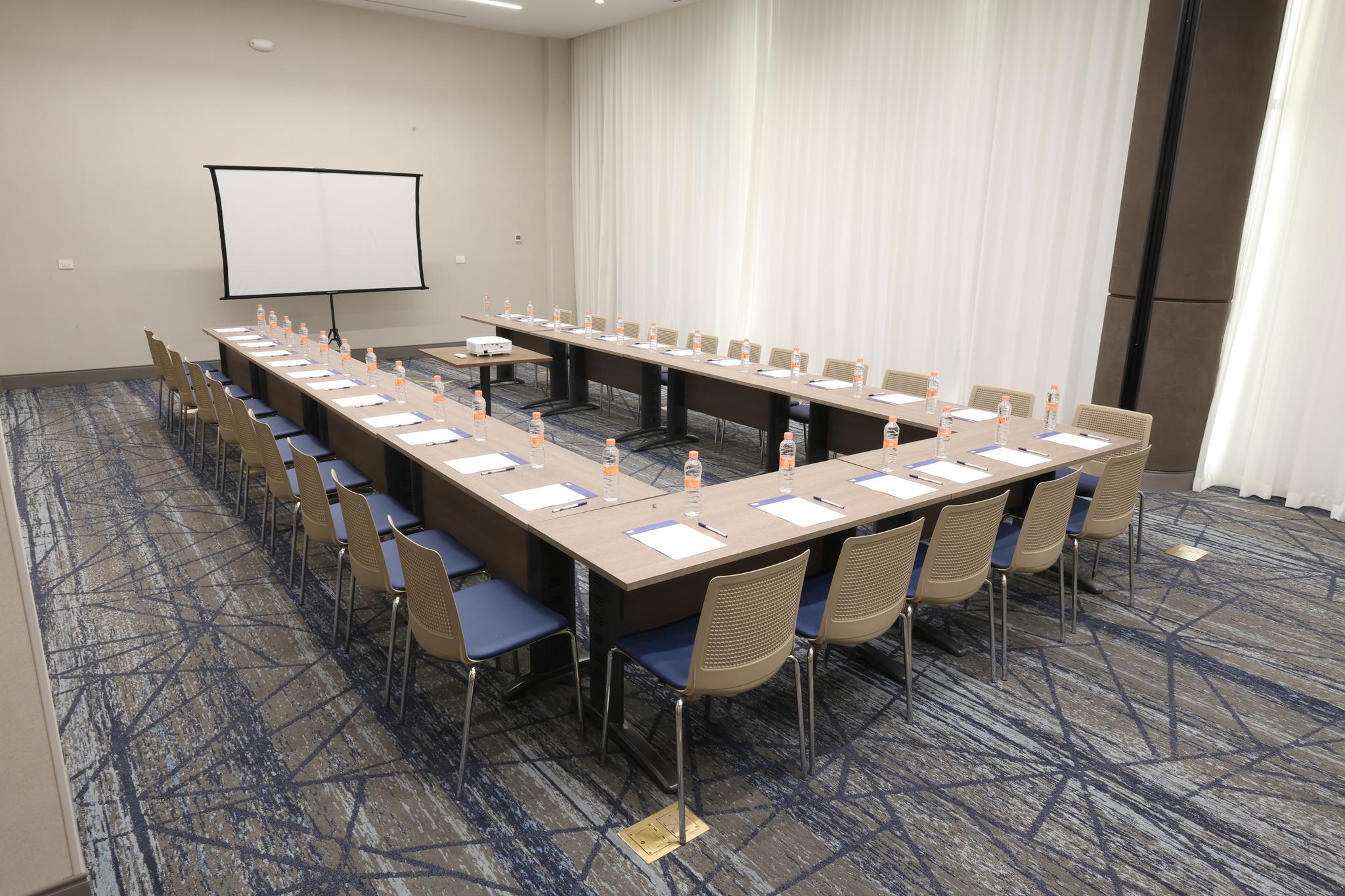 Centro de Negocios Holiday Inn Express & Suites Monterrey Sendero