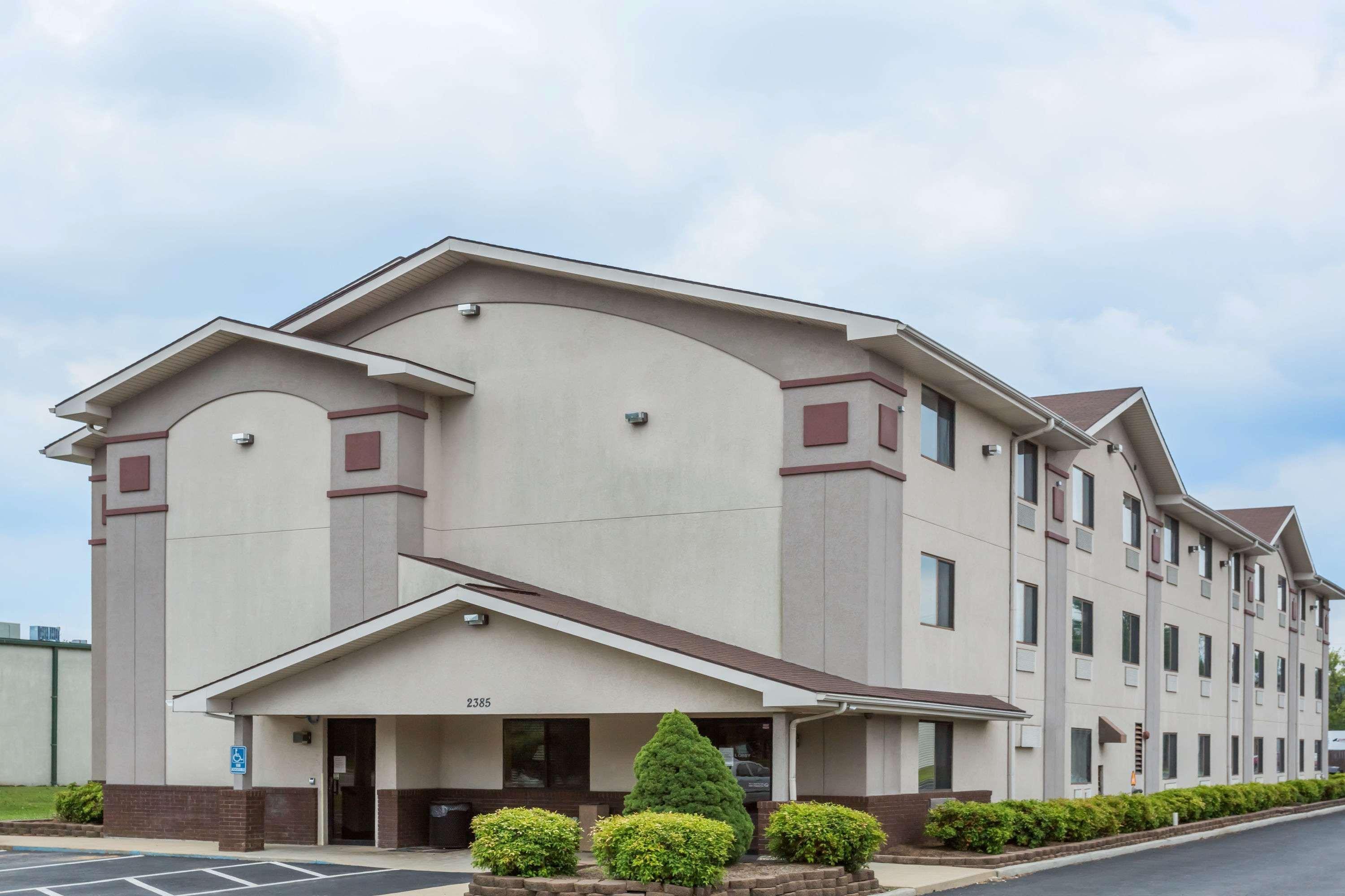 Vista Exterior Super 8 by Wyndham Danville VA