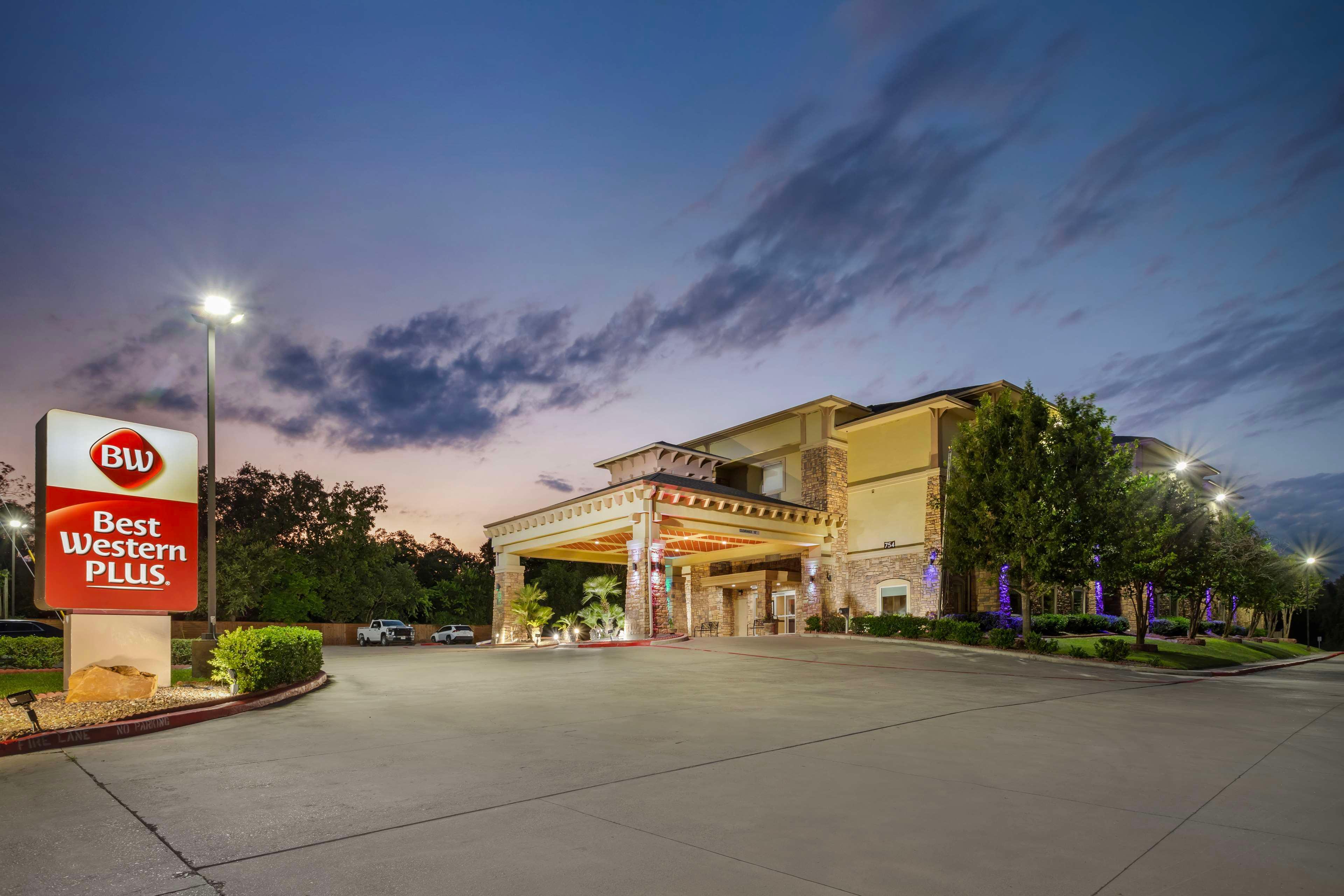 Vista Exterior Best Western Plus Goliad Inn & Suites