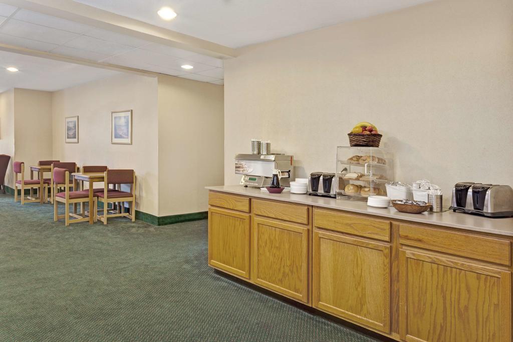 Restaurant Howard Johnson Elk Grove Villa Hotel & Suites