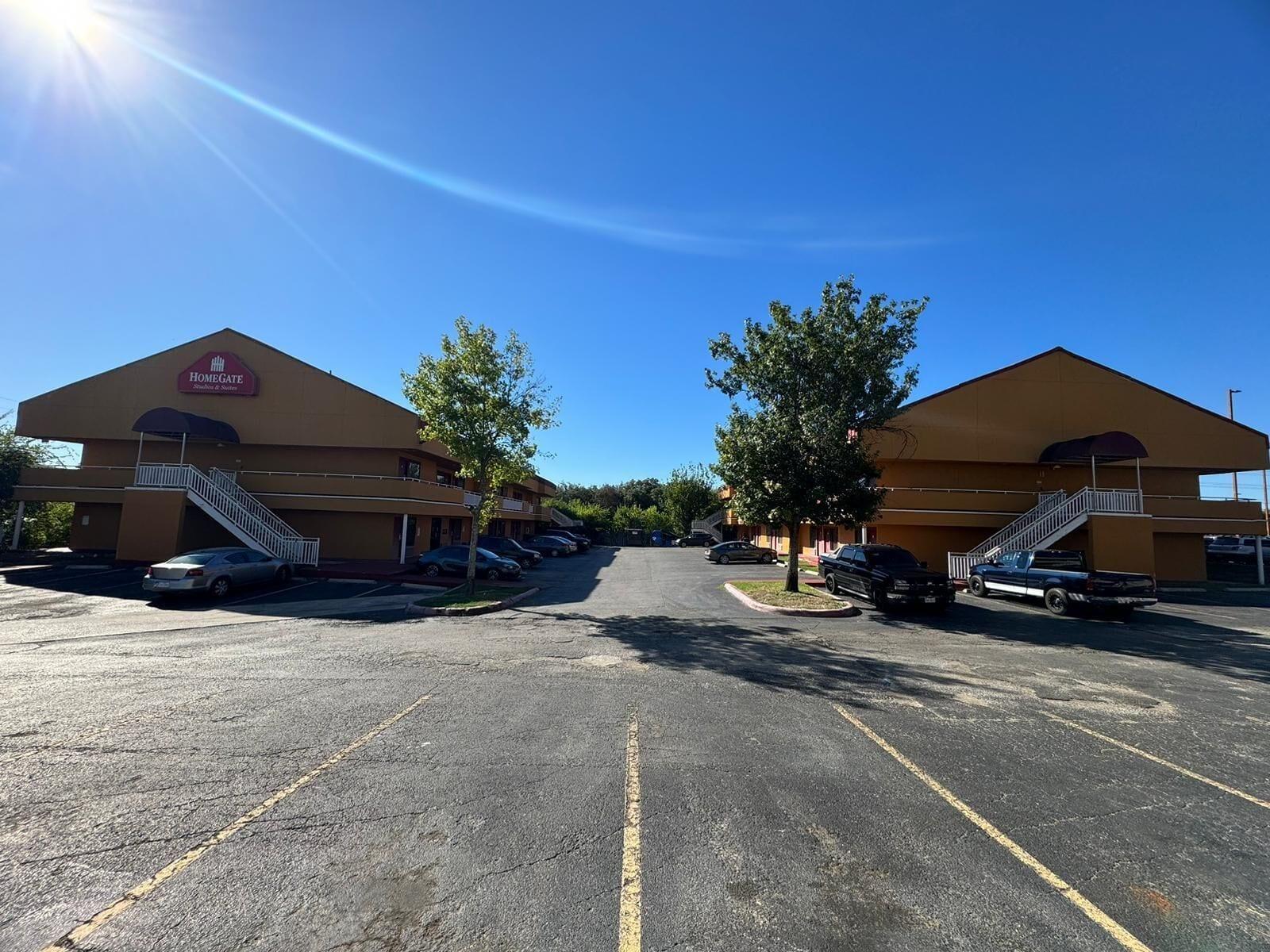 Vista Exterior HomeGate Studios & Suites San Antonio Fiesta Park