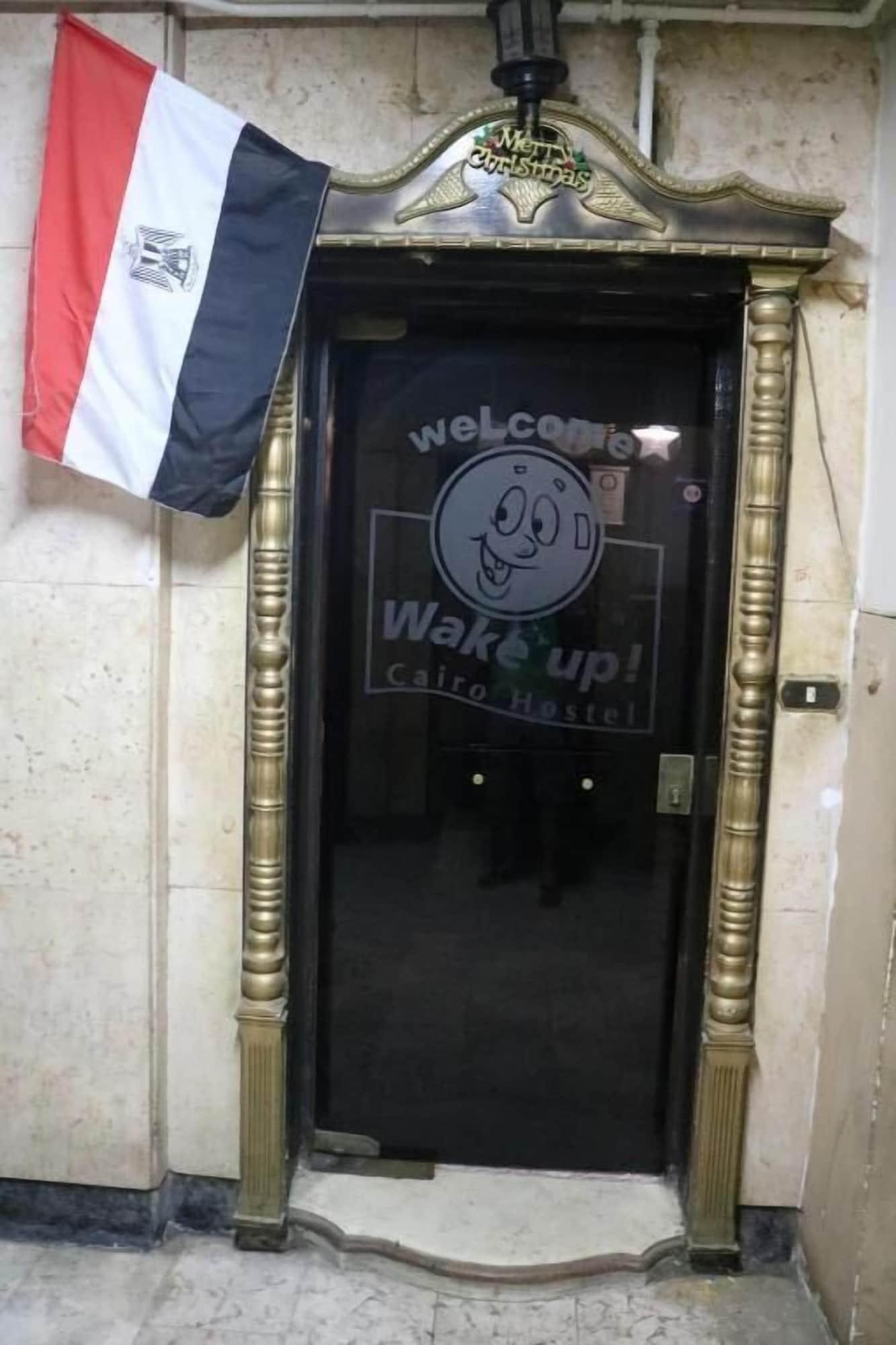 Vista da fachada Wake Up Cairo Hostel