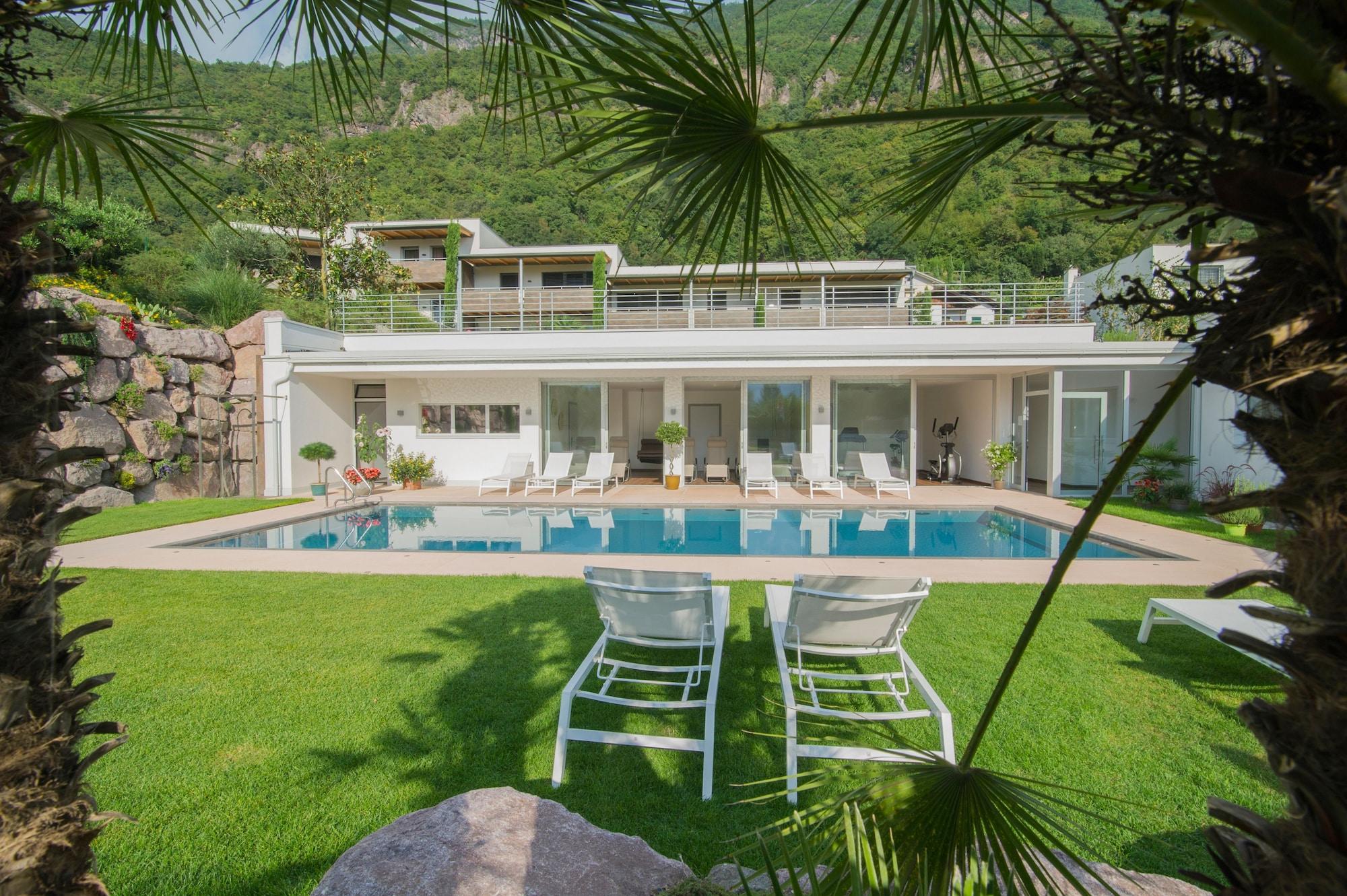 Vista Piscina Hidalgo Suites & Restaurant