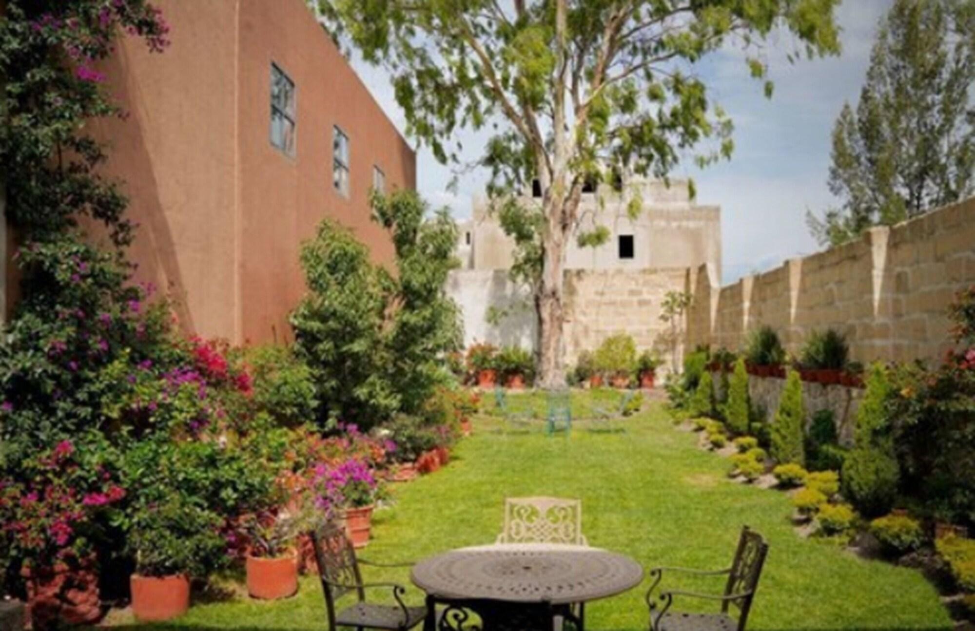 Vista Exterior Tadeo Inn Bed & Breakfast