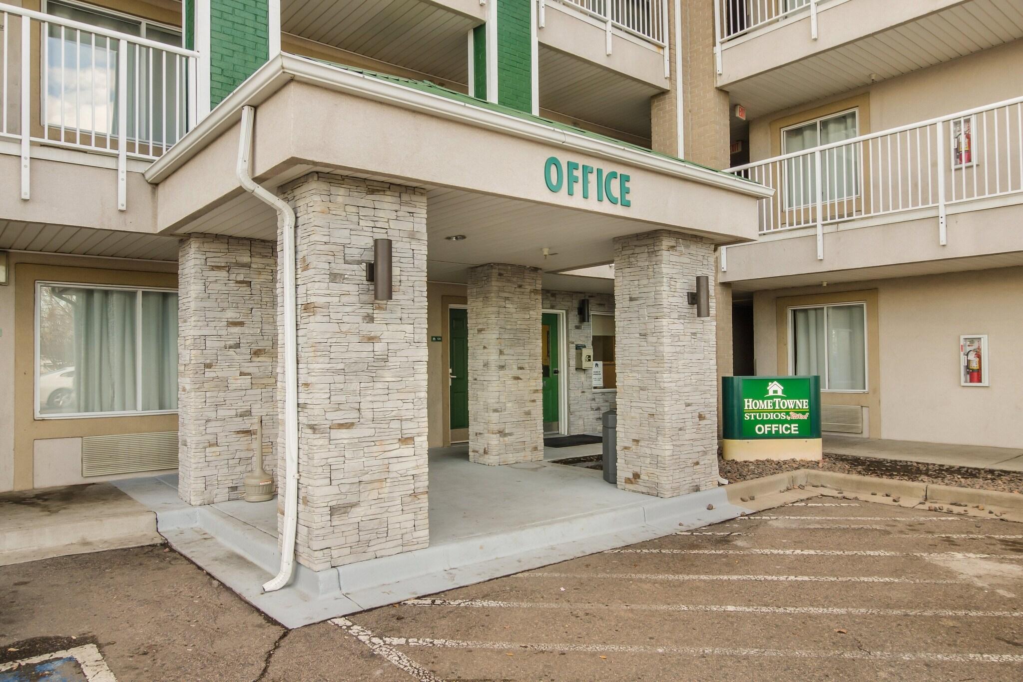 Vista Exterior HomeTowne Studios By Red Roof Denver - Airport/ Aurora
