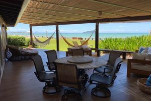 Alquiler Vacacional - Linda casa frente mar, com 4 suítes, em condomínio em Manguinhos