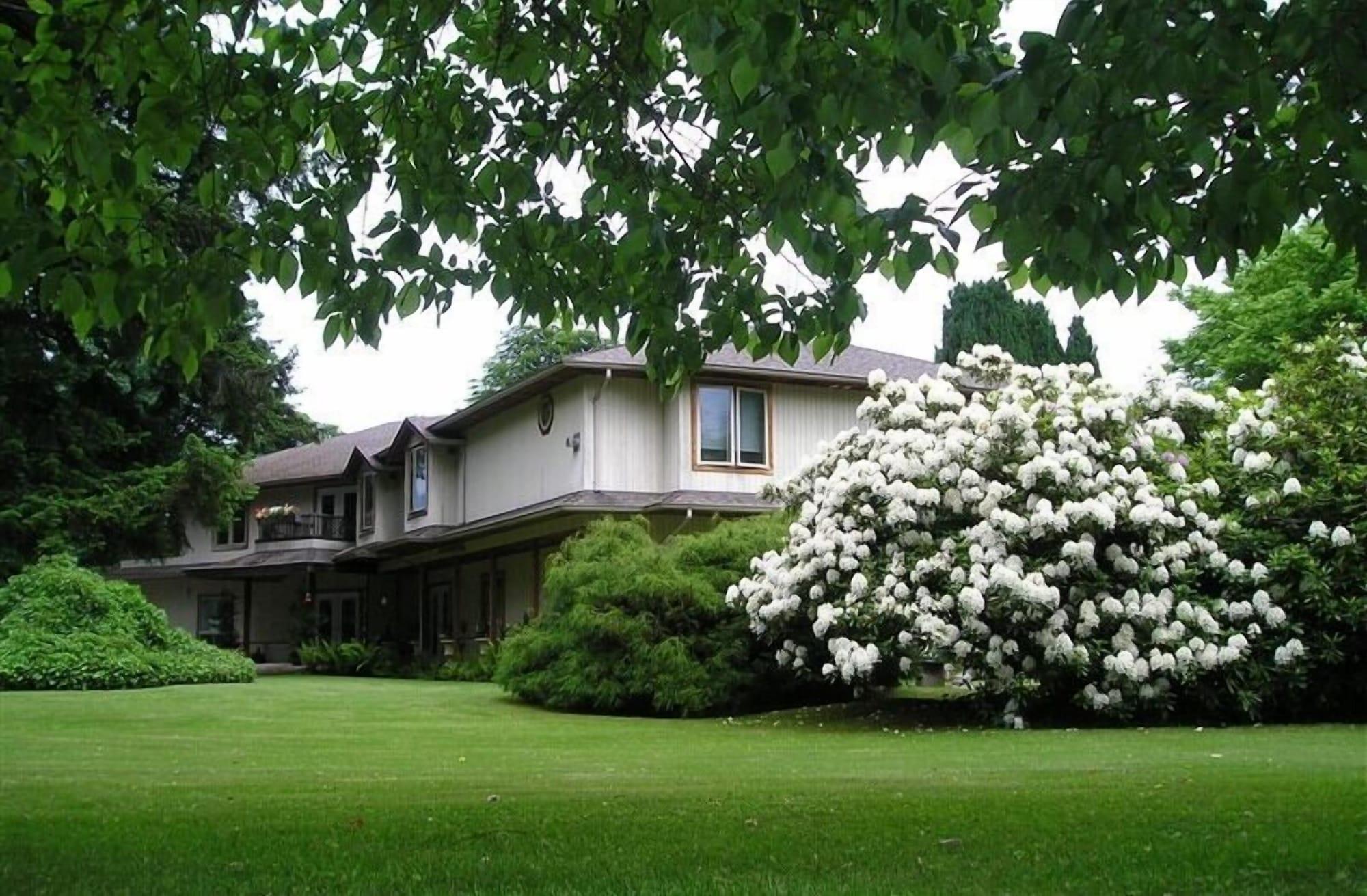 Varios Cedar Wood Lodge B&B