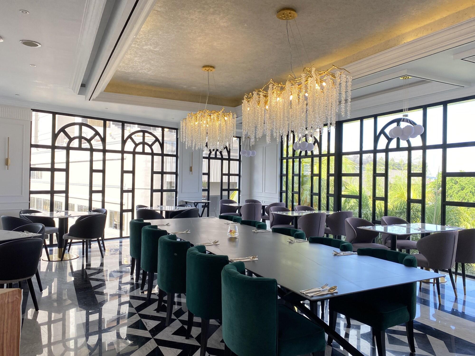 Restaurant Grand Eska Hotel & Suite