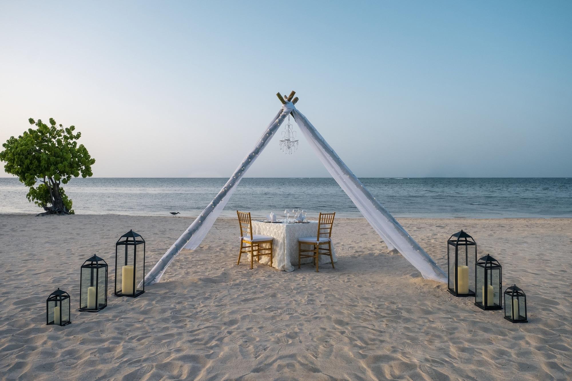 Restaurant Iberostar Waves Rose Hall Beach - All Inclusive