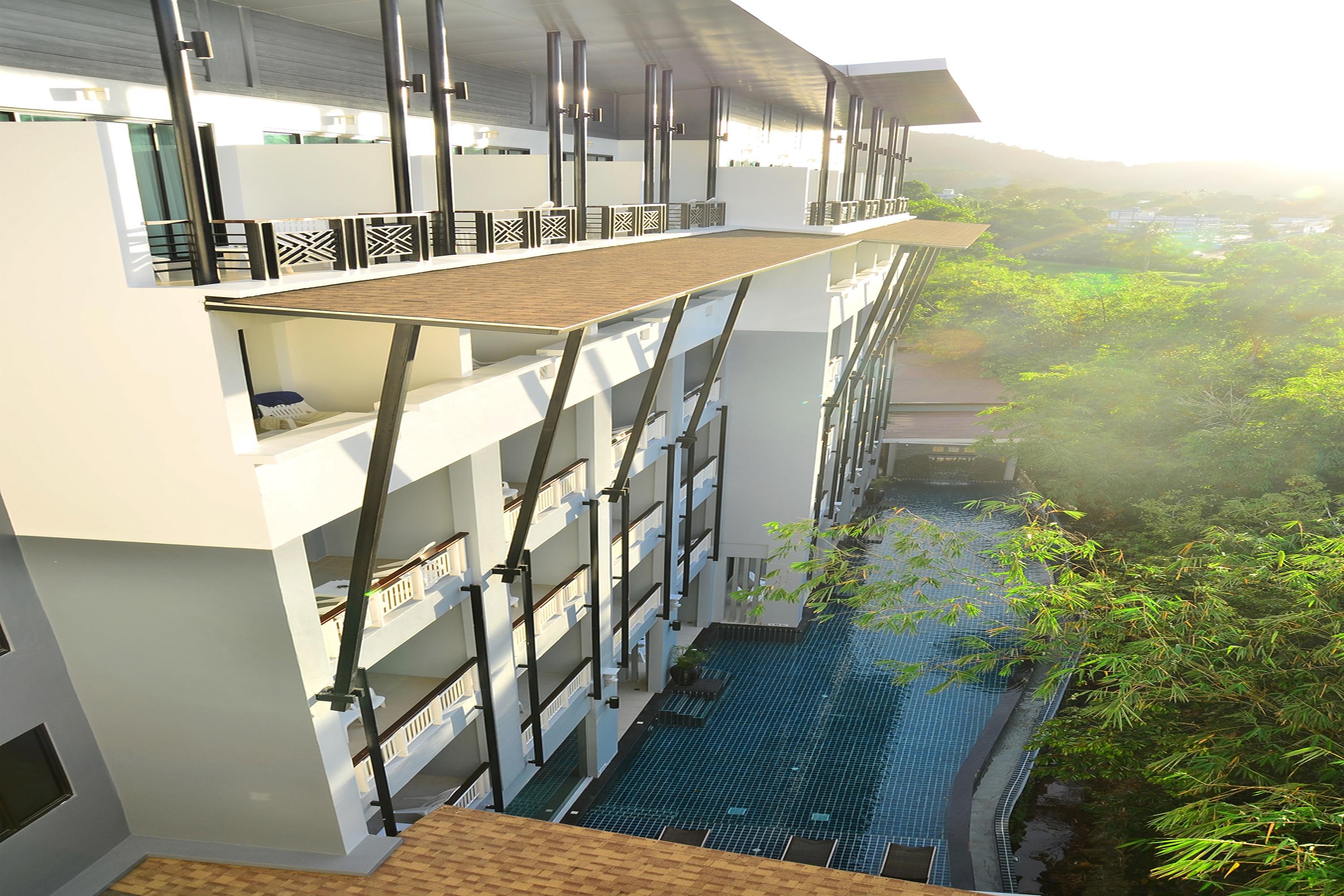 Vista Exterior The Par Phuket Hotel