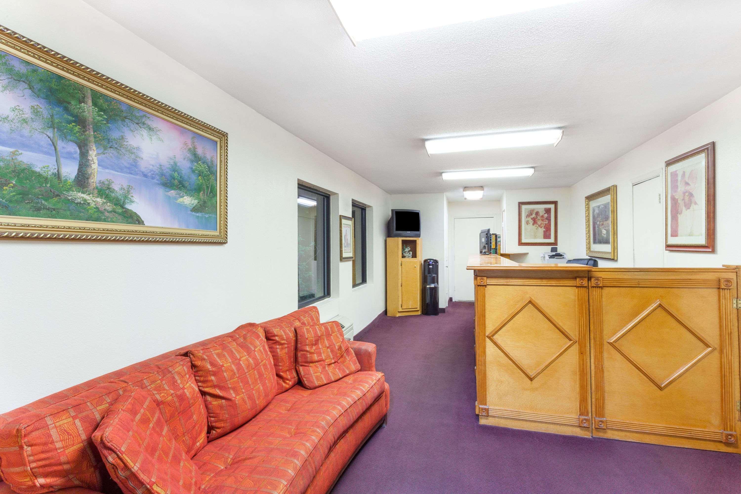 Vista Lobby Knights Inn Yemassee