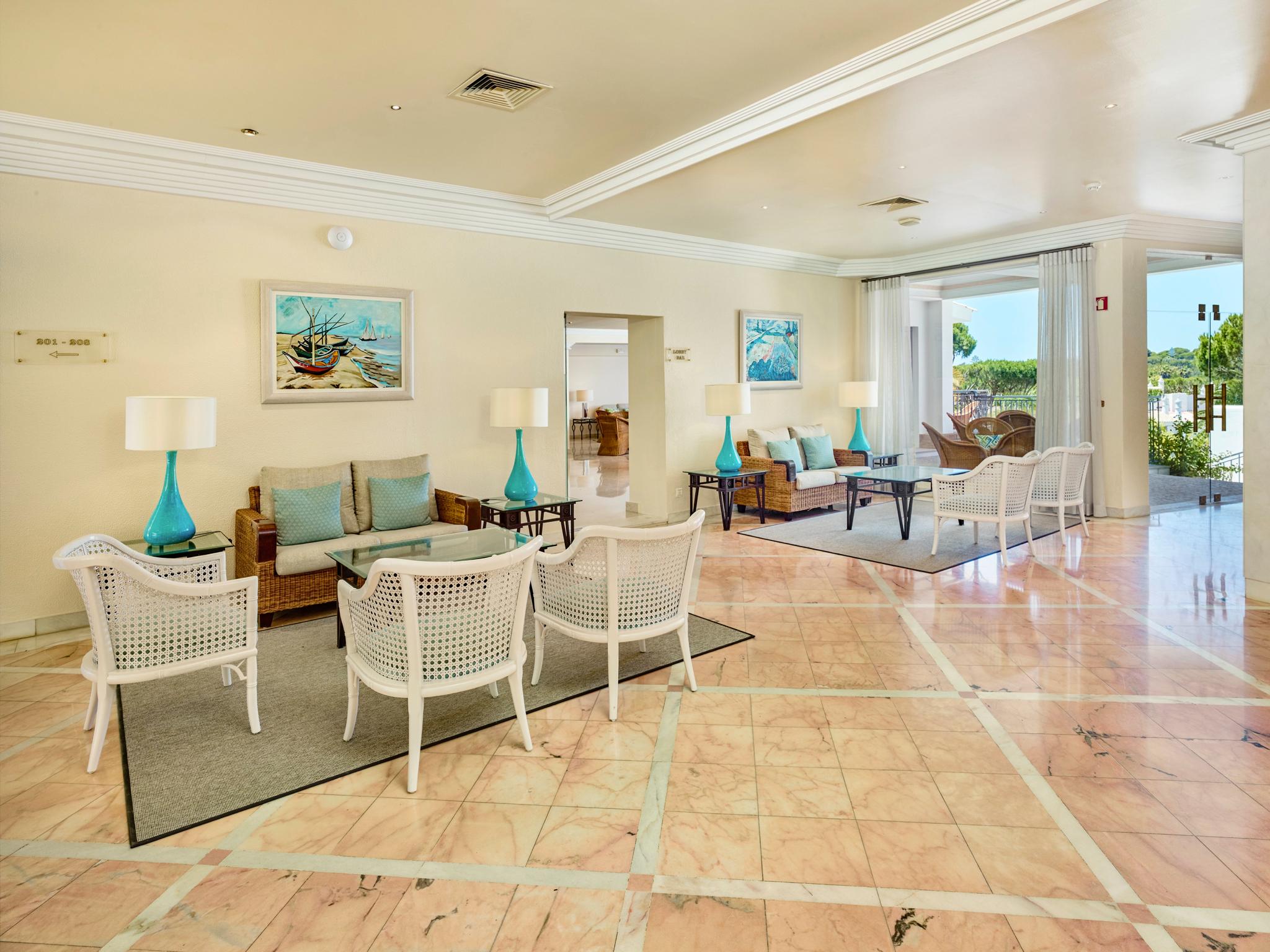 Vista Lobby Ria Park Garden Hotel