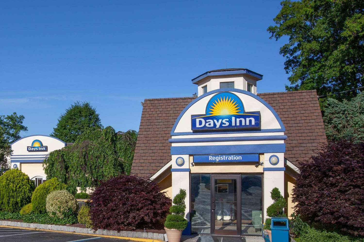 Vista Exterior Days Inn by Wyndham Nanuet / Spring Valley