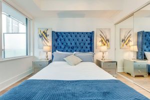Alquiler Vacacional - Beverly Hills in Toronto's Core w/ Pool, Parking, WiFi, Near CN Tower