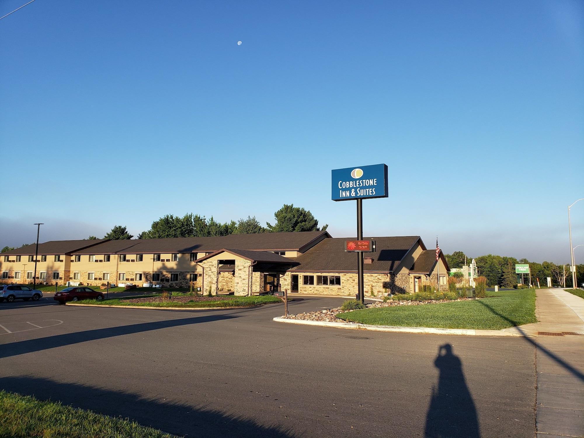 Vista Exterior Cobblestone Inn Suites Merrill