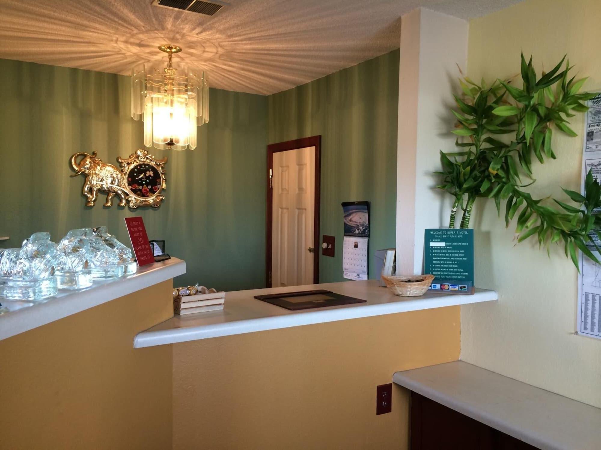 Vista Lobby Super 7 Motel Sedalia