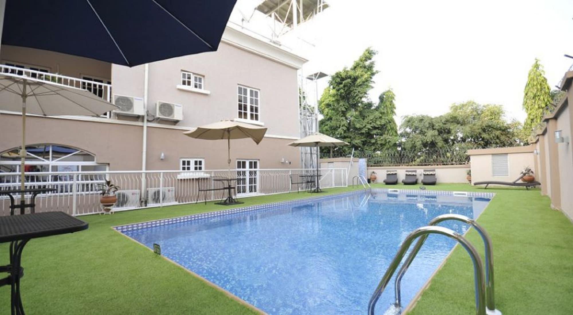 Vista Piscina Sheer Luxury Apartments and Suites