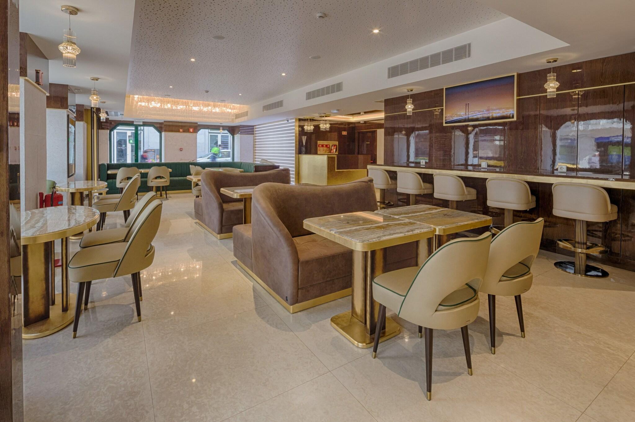 Restaurant MeraPrime Gold Design Hotel