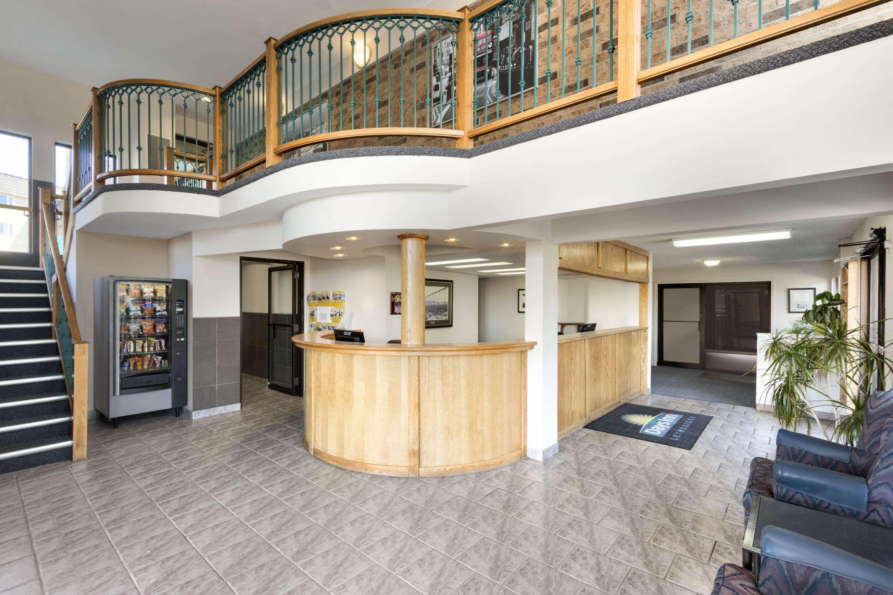 Vista Lobby Days Inn by Wyndham Lethbridge