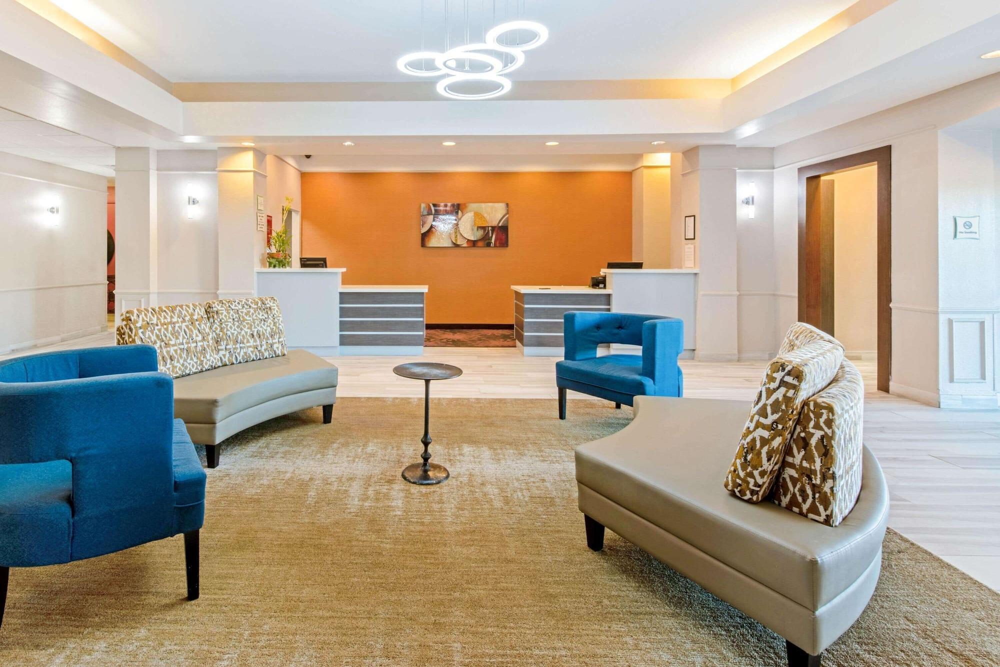 Vista Lobby La Quinta Inn & Suites by Wyndham Winnie