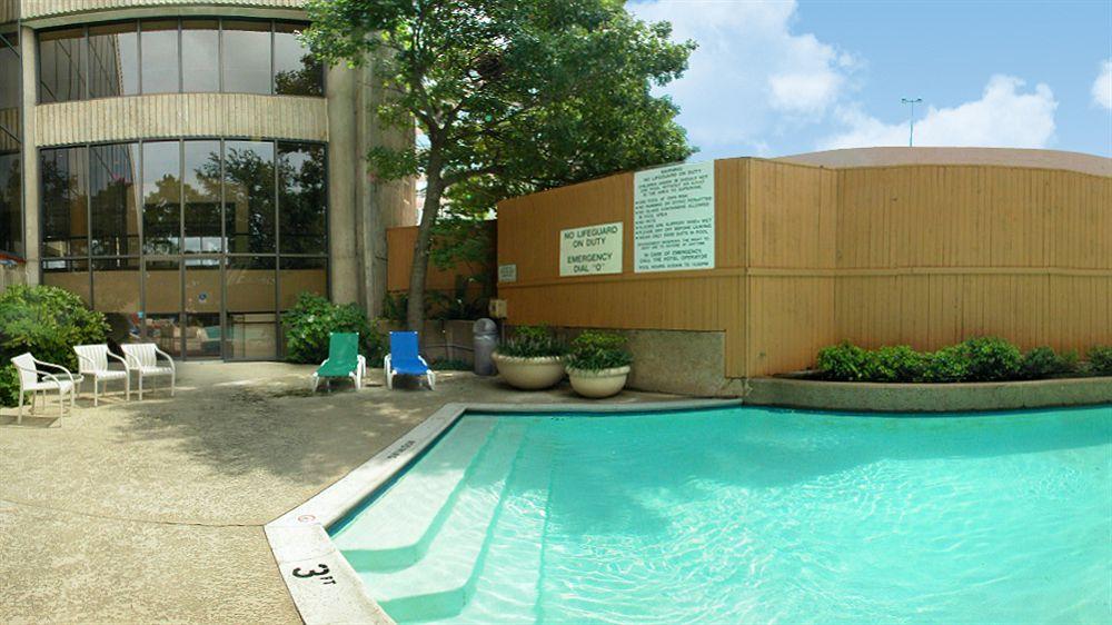 Vista da piscina DoubleTree by Hilton Dallas Near the Galleria