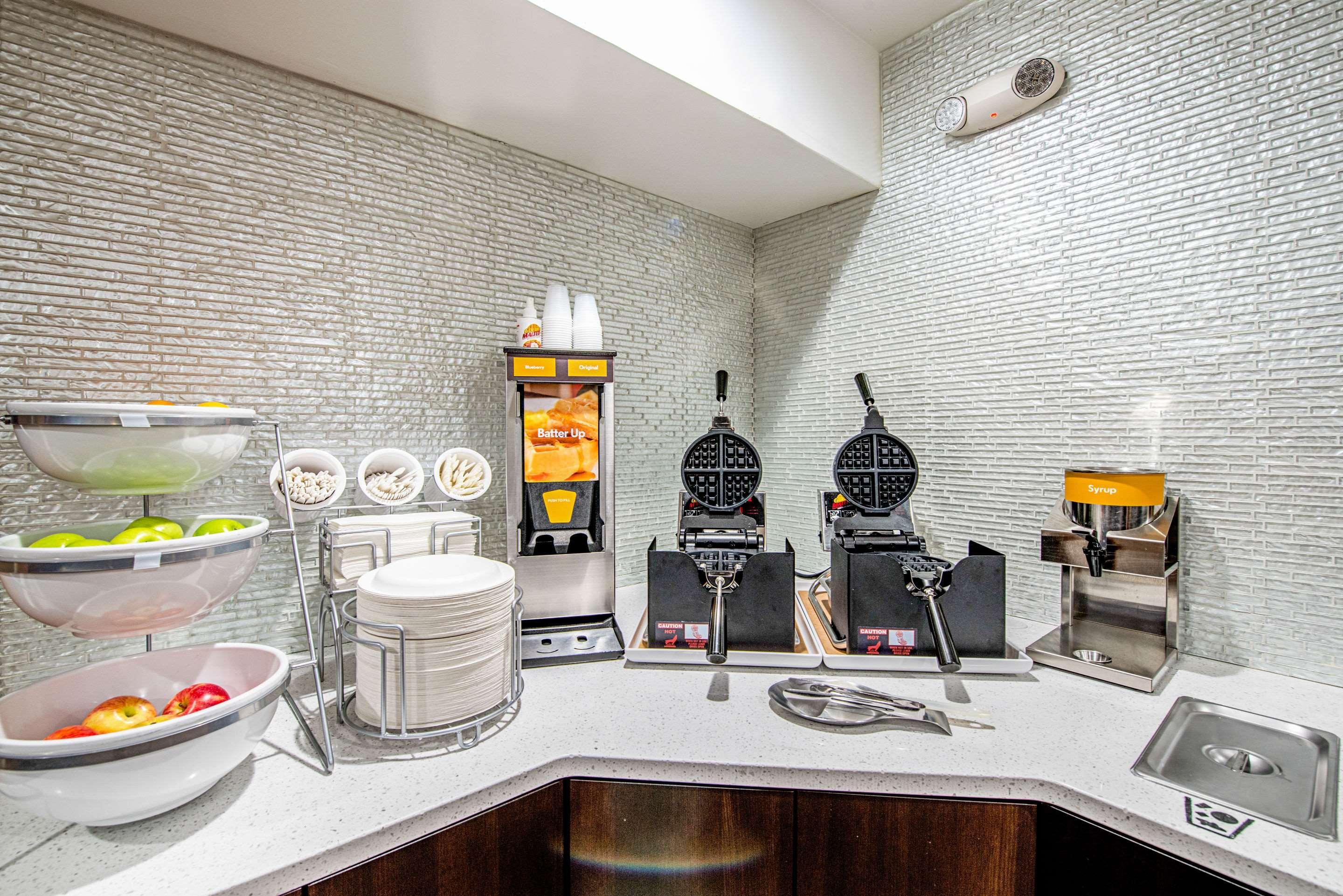 Restaurant Spark by Hilton Matteson Chicago I 57