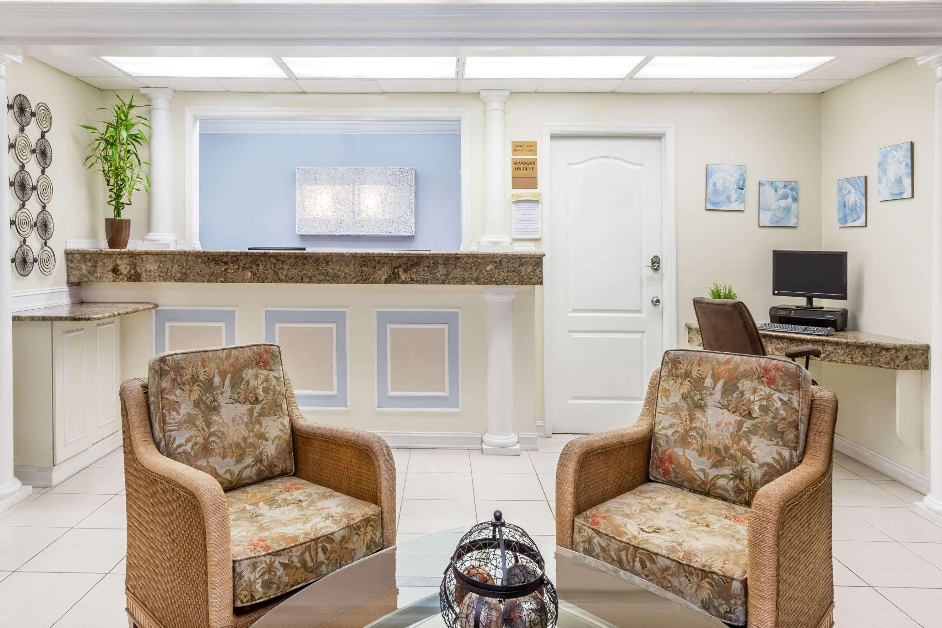 Vista Lobby Days Inn by Wyndham Fort Myers Springs Resort