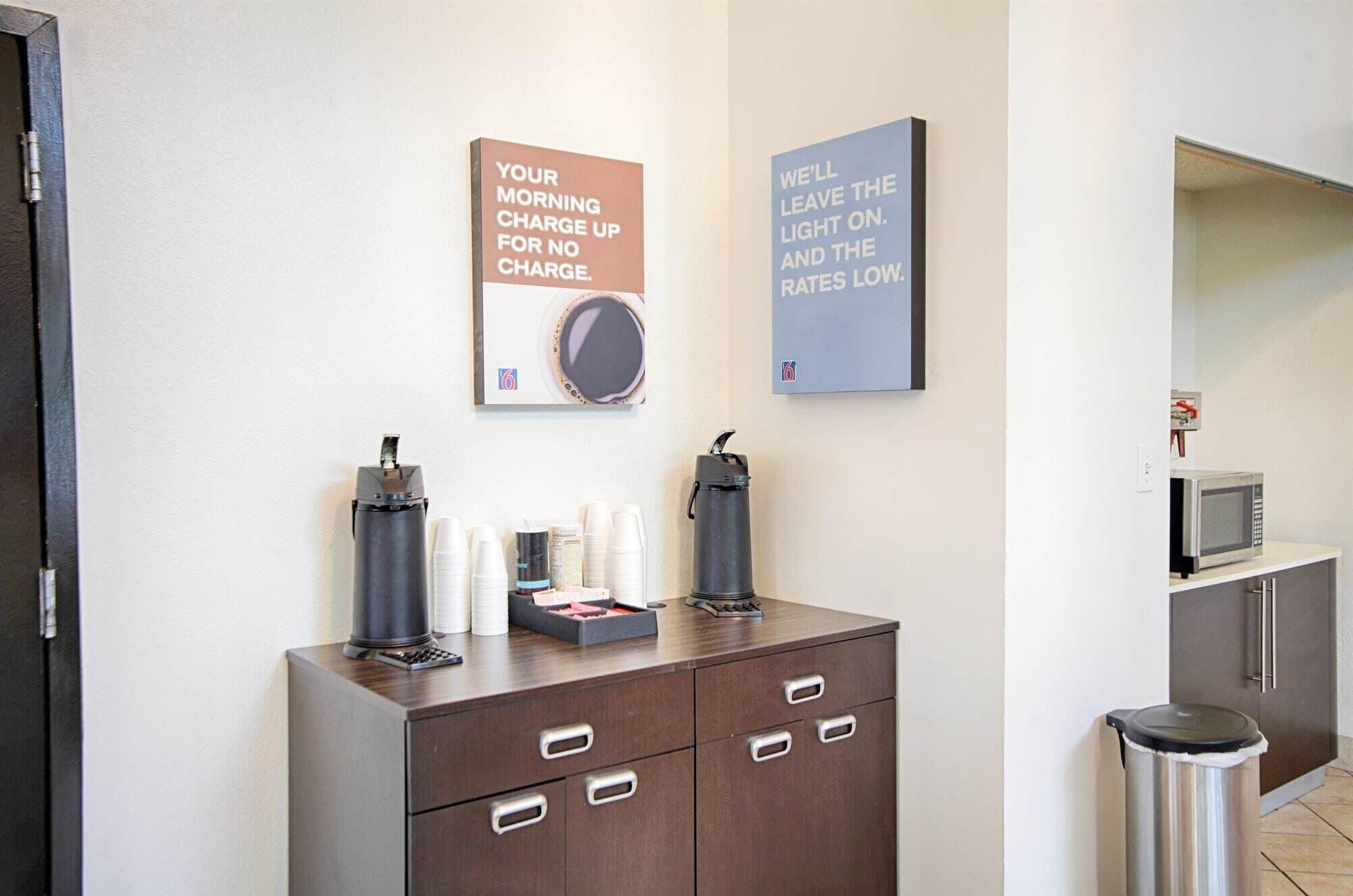 Bar/Salón Motel 6 Albany, NY