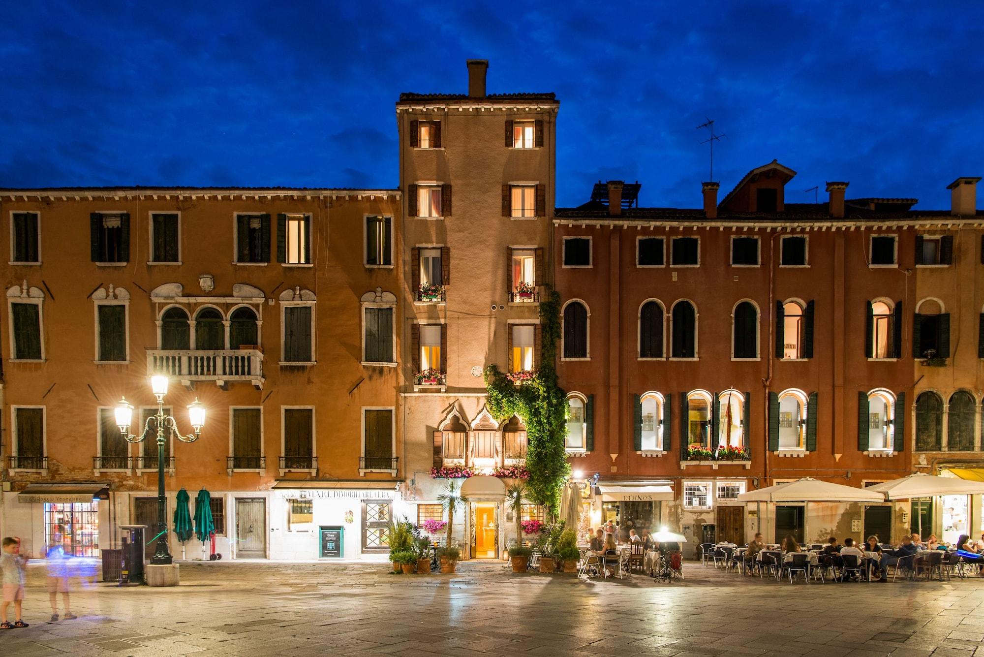 Varios Hotel Santo Stefano