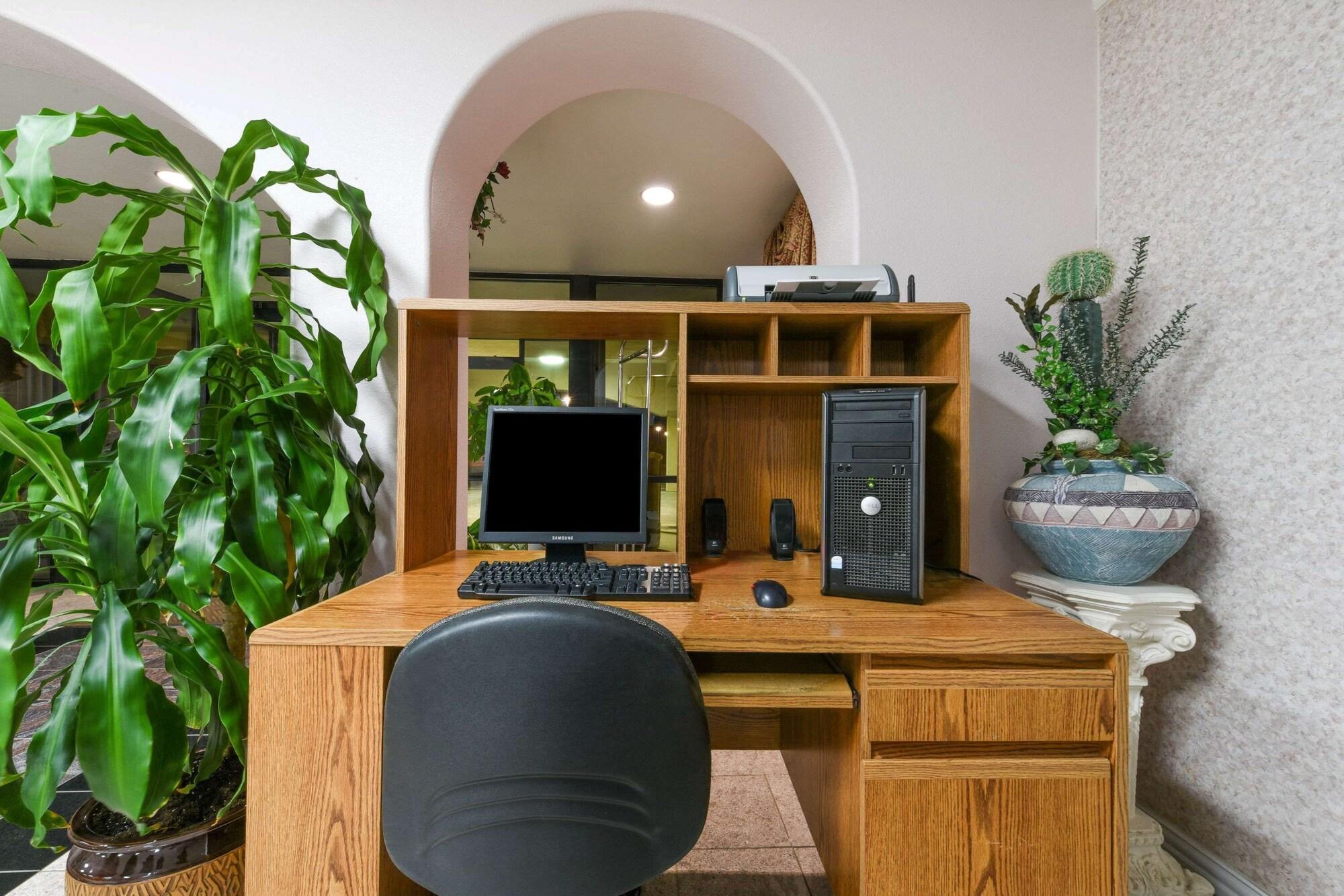 Centro de Negocios Super 8 by Wyndham Burleson Fort Worth Area